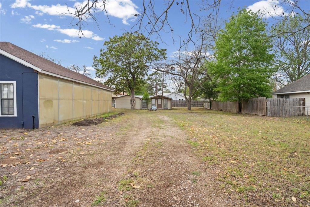 1207 NE Loop 230, Smithville, TX 78957