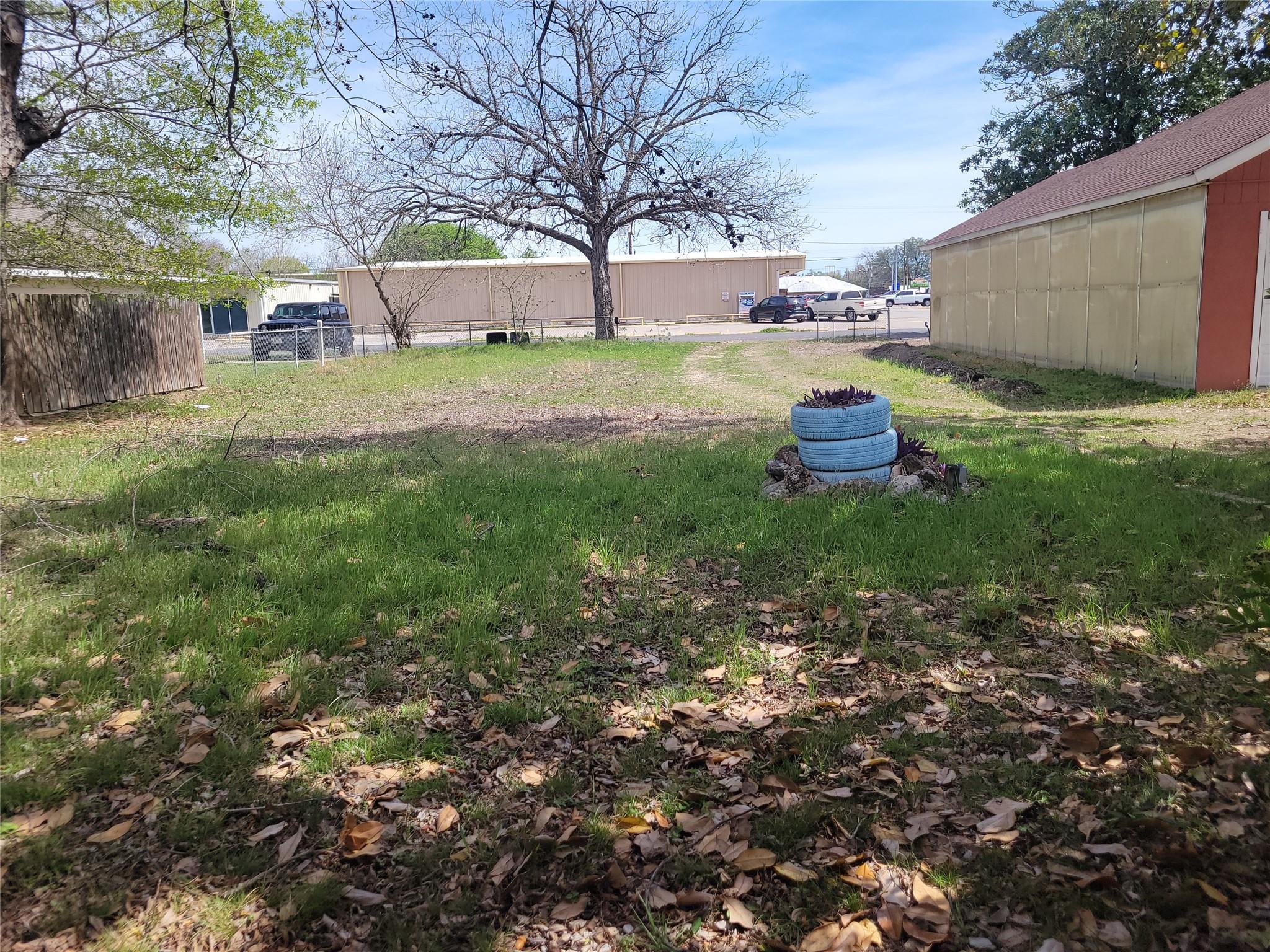 1207 NE Loop 230, Smithville, TX 78957