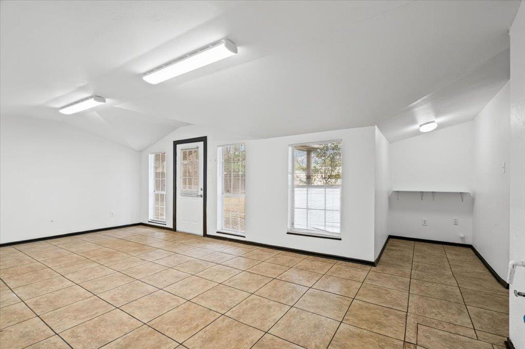 1207 NE Loop 230, Smithville, TX 78957