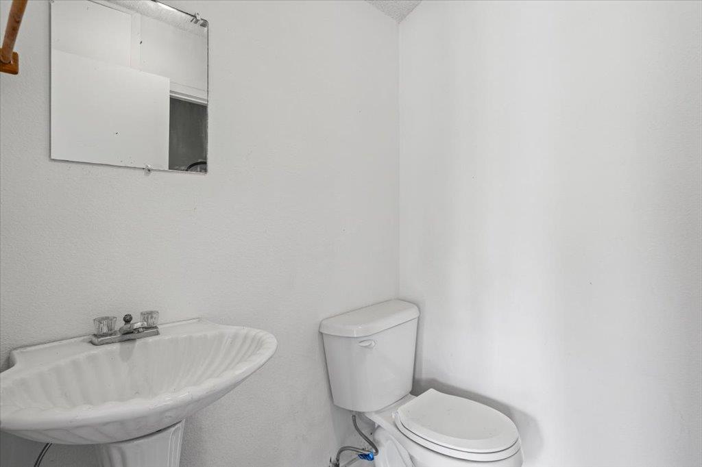 1207 NE Loop 230, Smithville, TX 78957