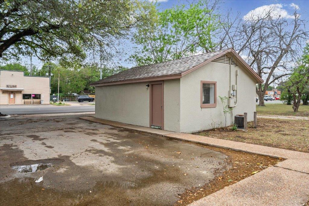 1207 NE Loop 230, Smithville, TX 78957