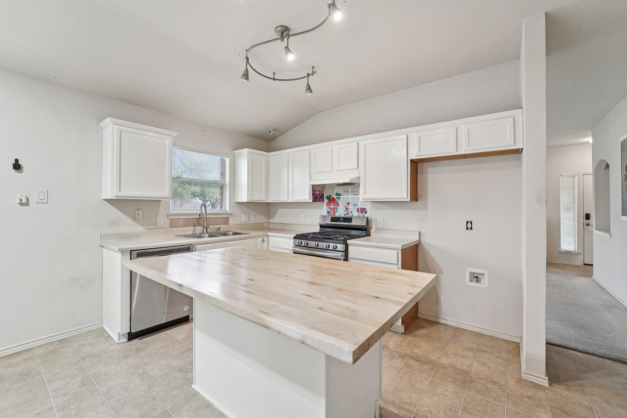 1724 Darjeeling Dr, Pflugerville, TX 78660