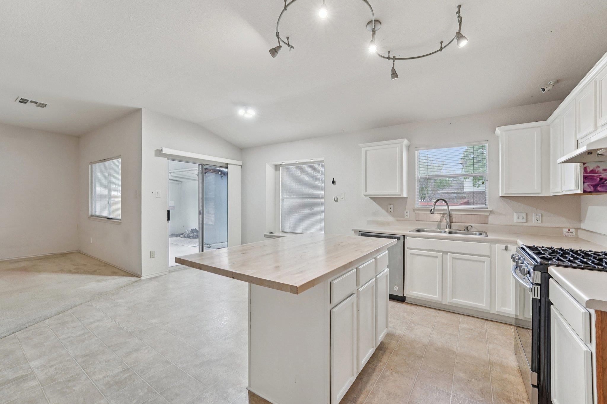 1724 Darjeeling Dr, Pflugerville, TX 78660