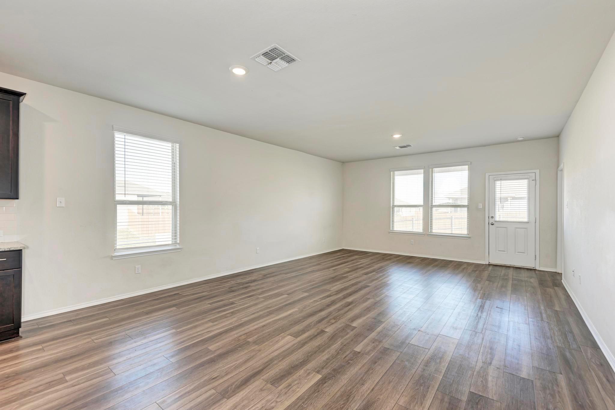 201 Pivot Dr, Taylor, TX 76574