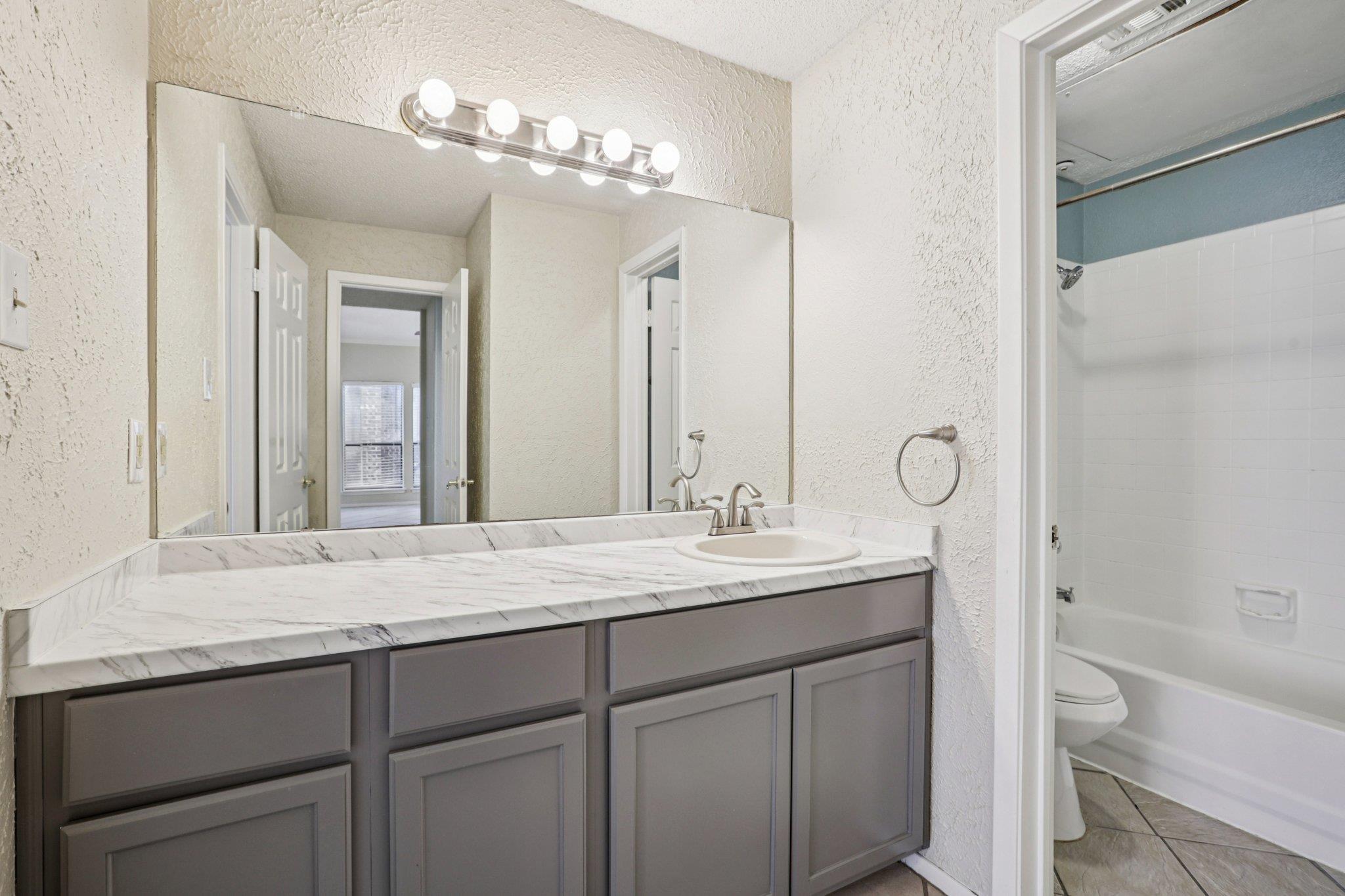 807 W 25th St # 309, Austin, TX 78705