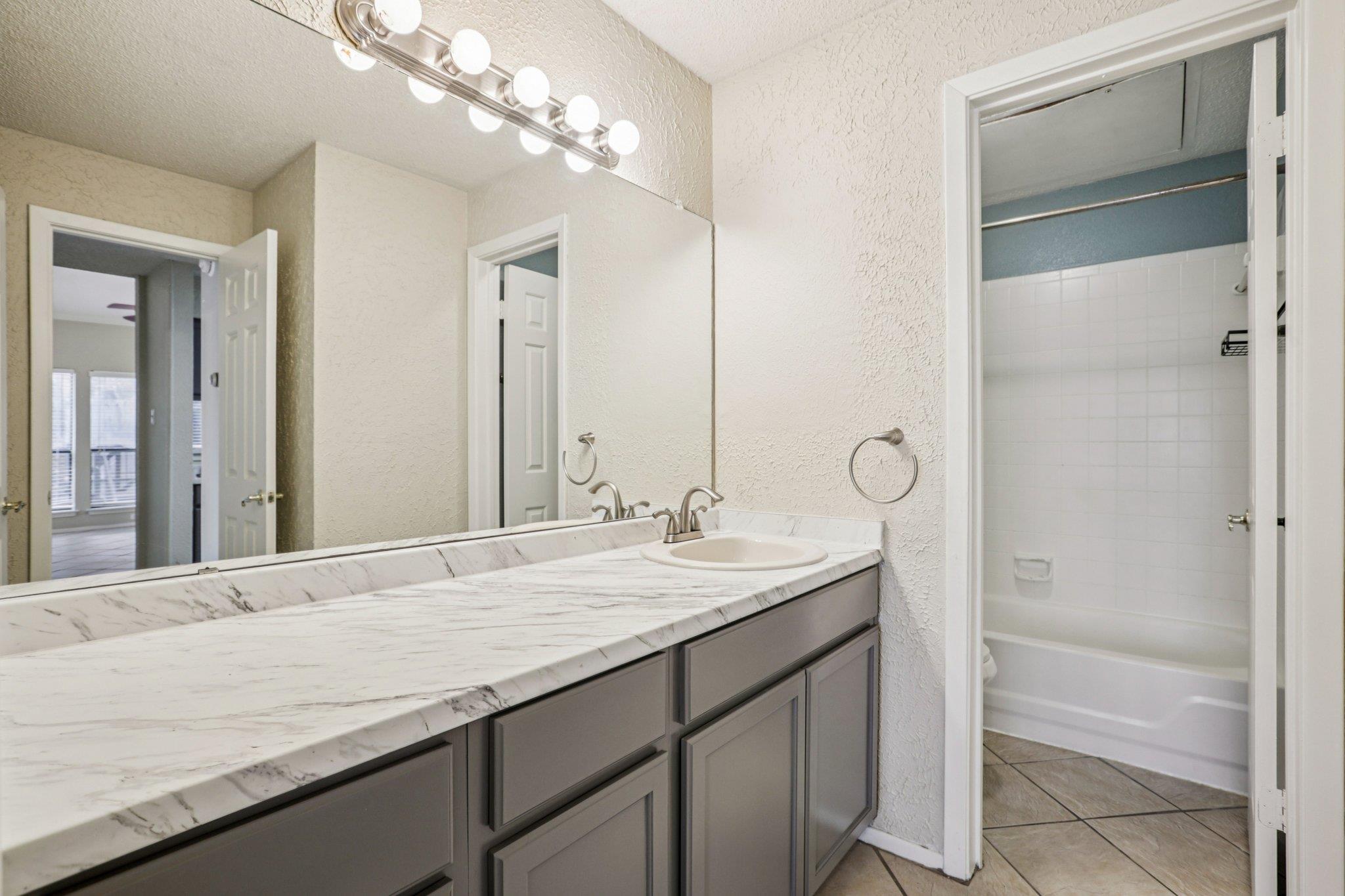 807 W 25th St # 309, Austin, TX 78705