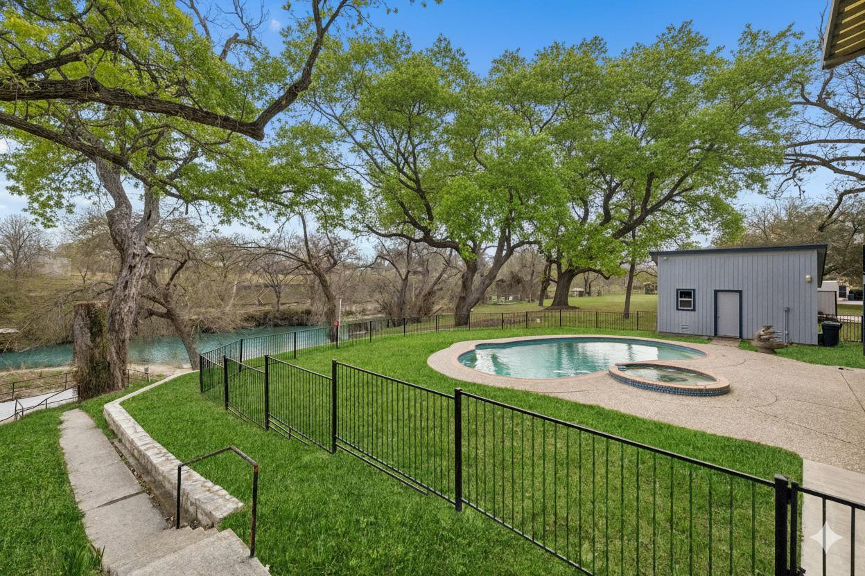 54 S Hampton Dr, Seguin, TX 78155