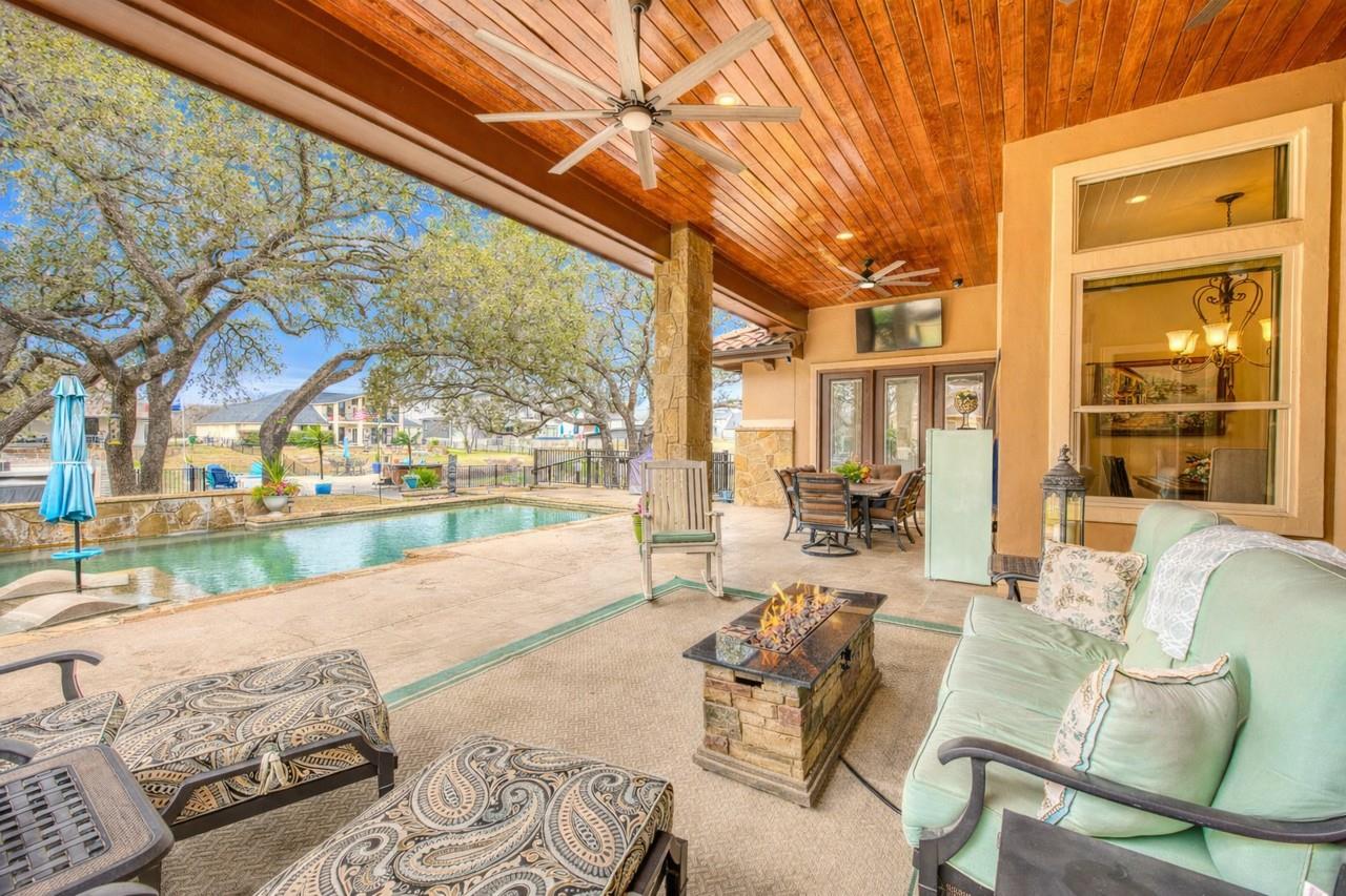 178 Sleepy Oaks Dr, Kingsland, TX 78639