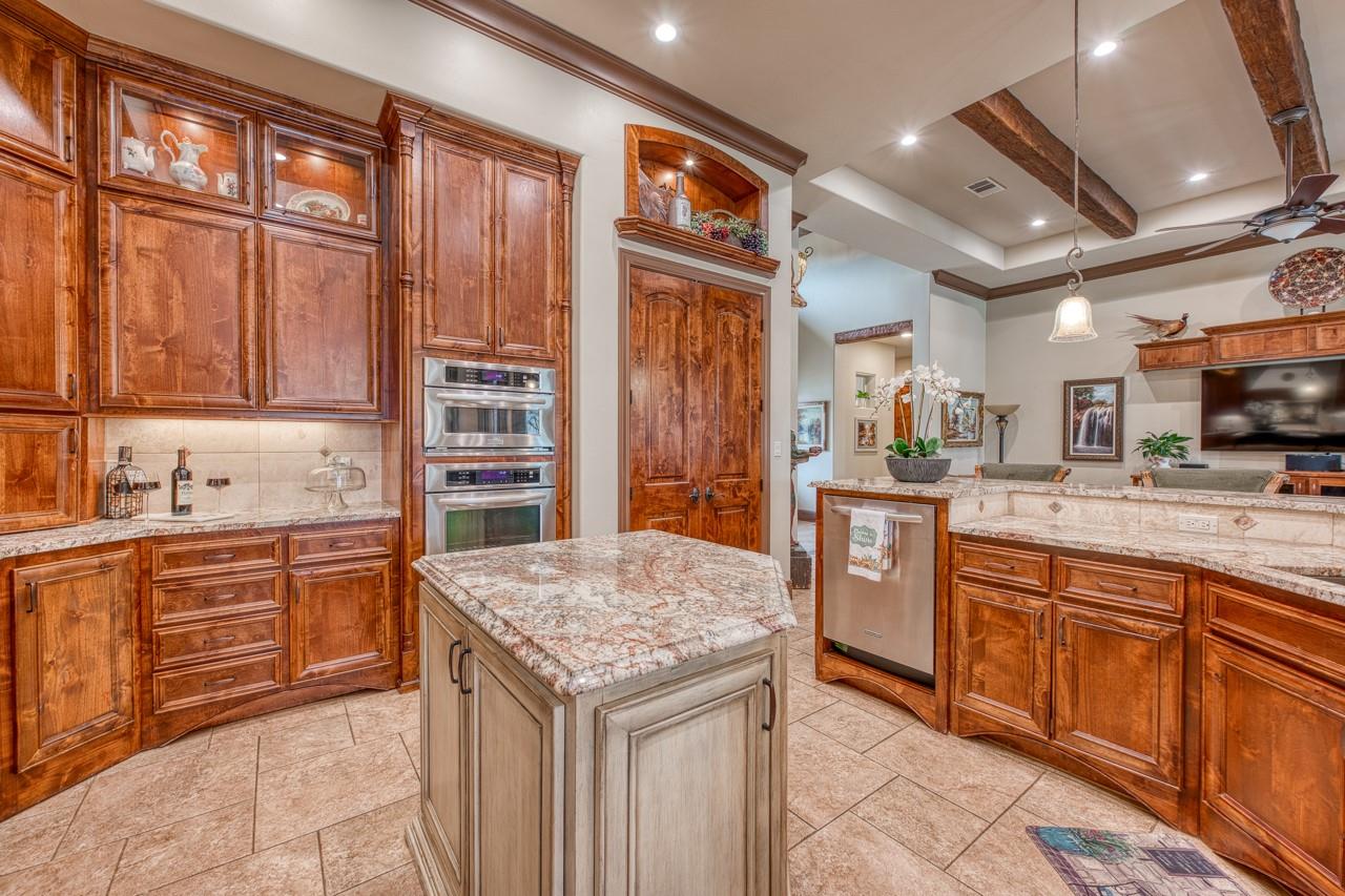 178 Sleepy Oaks Dr, Kingsland, TX 78639