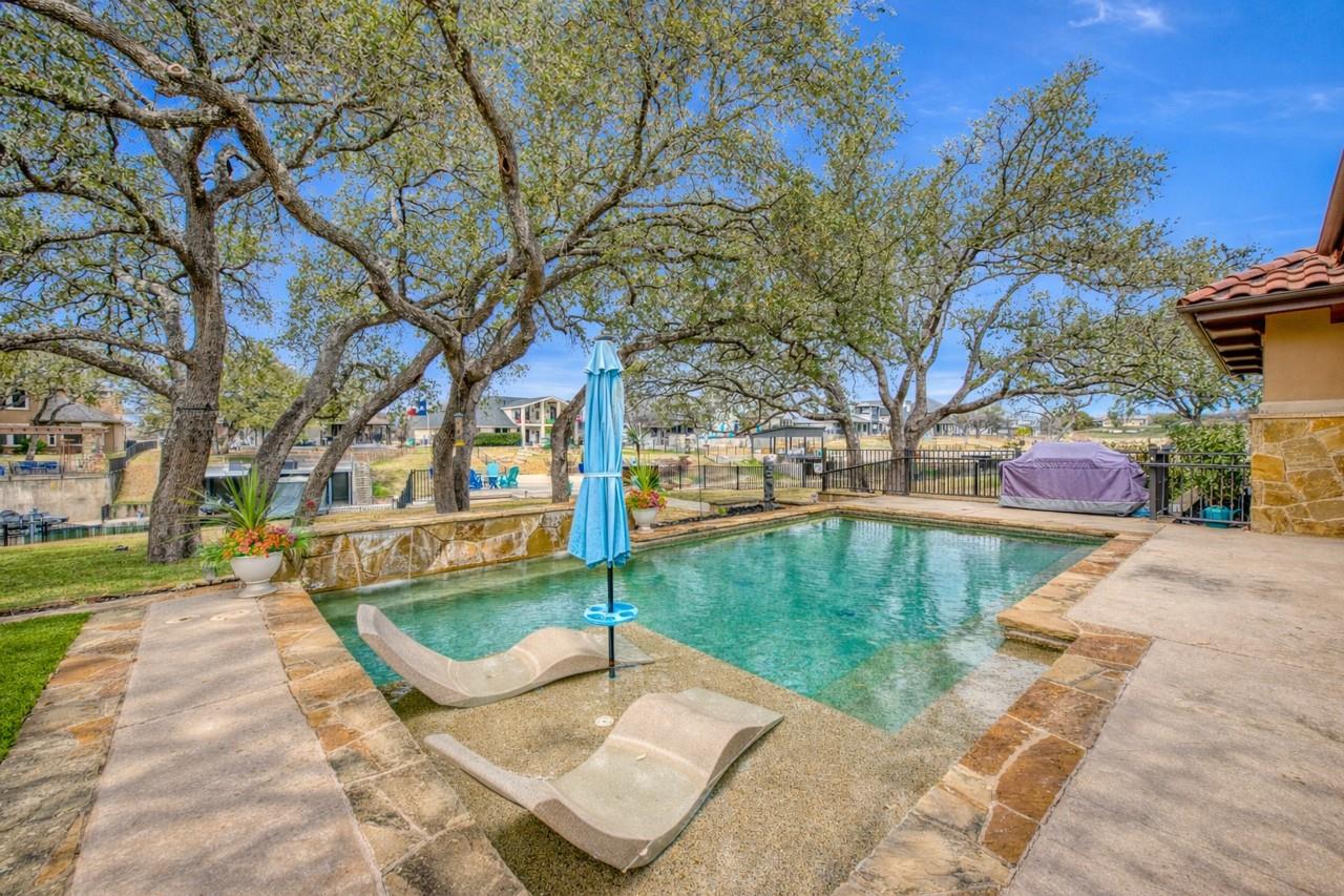 178 Sleepy Oaks Dr, Kingsland, TX 78639