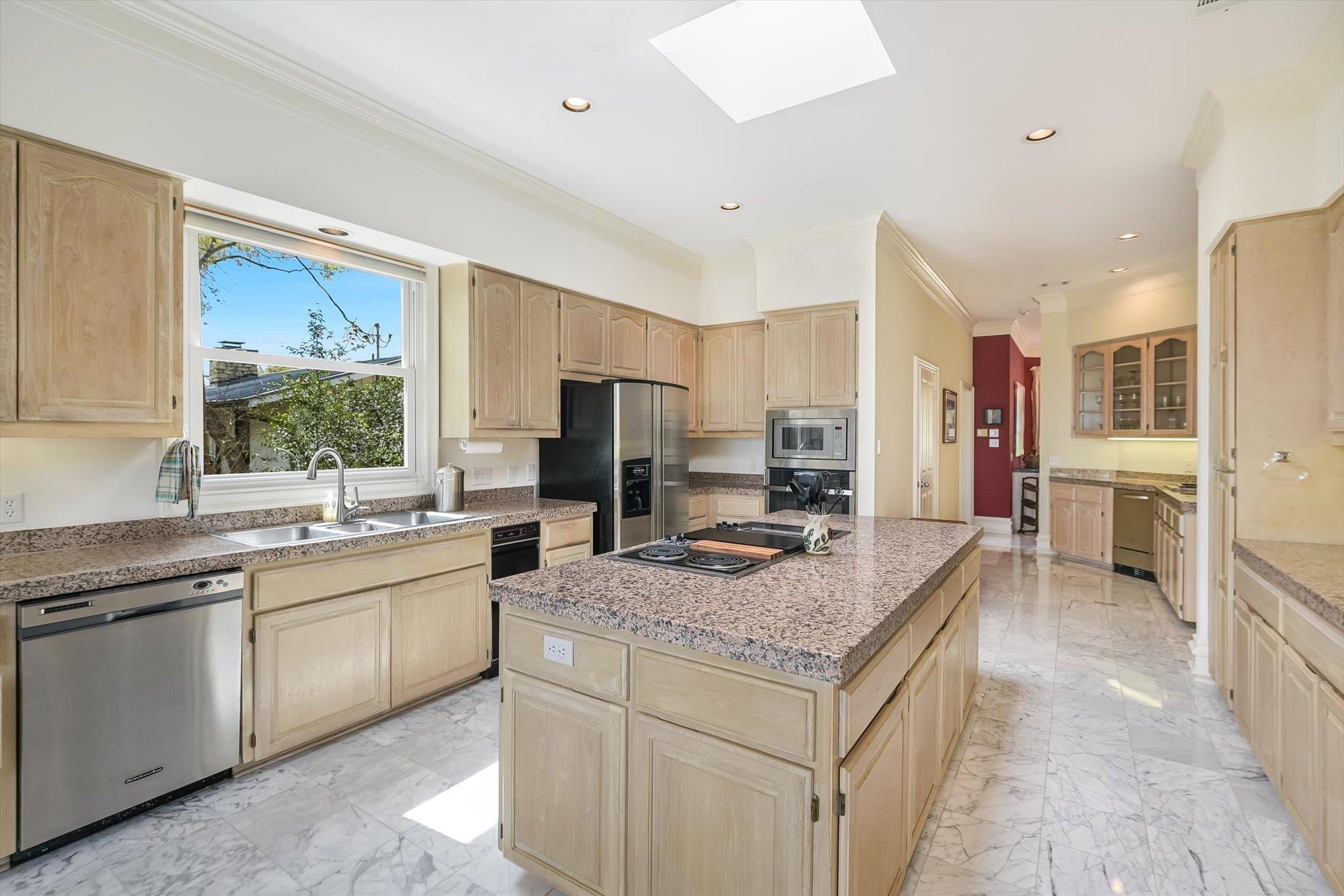 529 Buckeye Trl, West Lake Hills, TX 78746