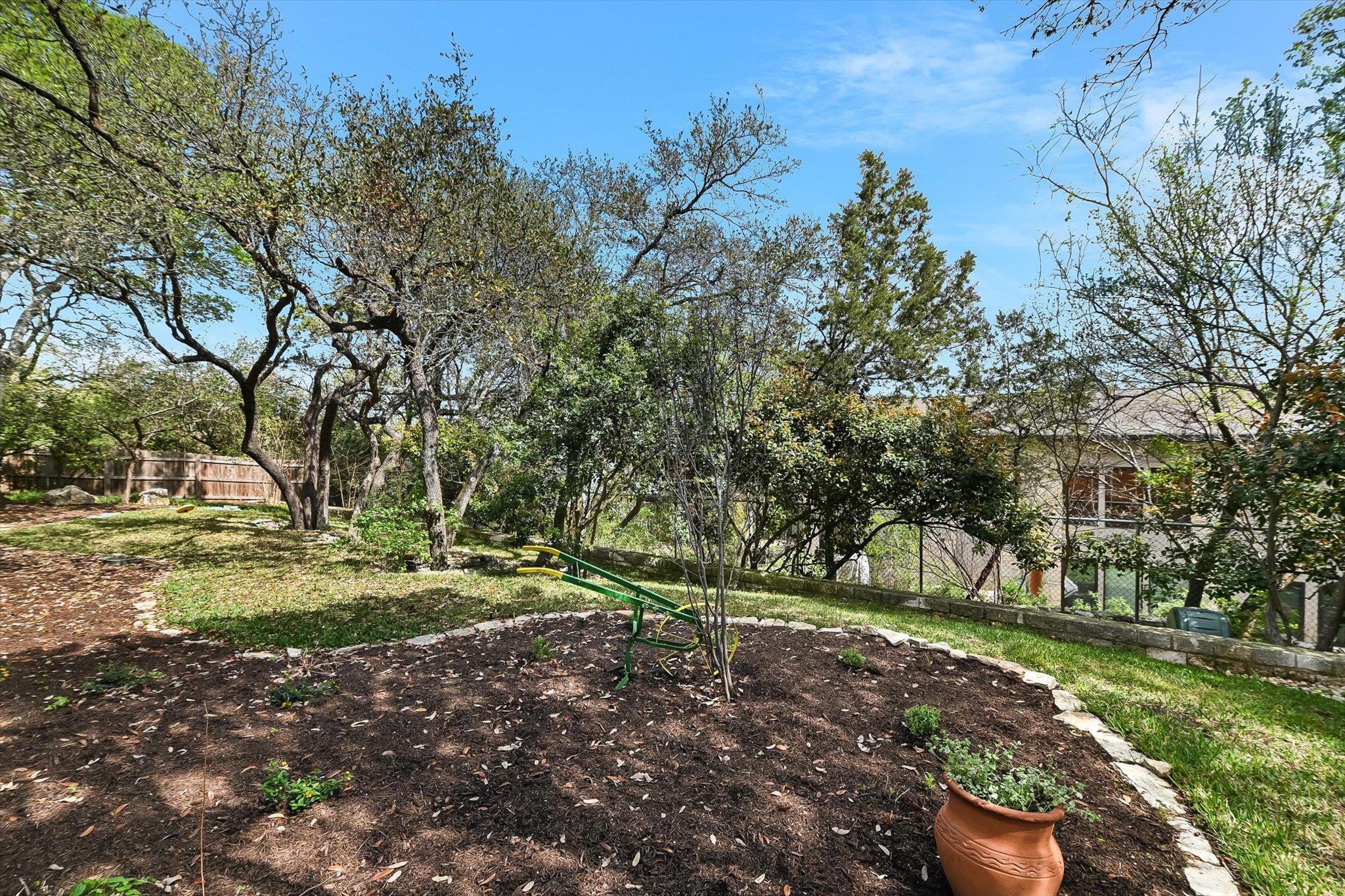 529 Buckeye Trl, West Lake Hills, TX 78746