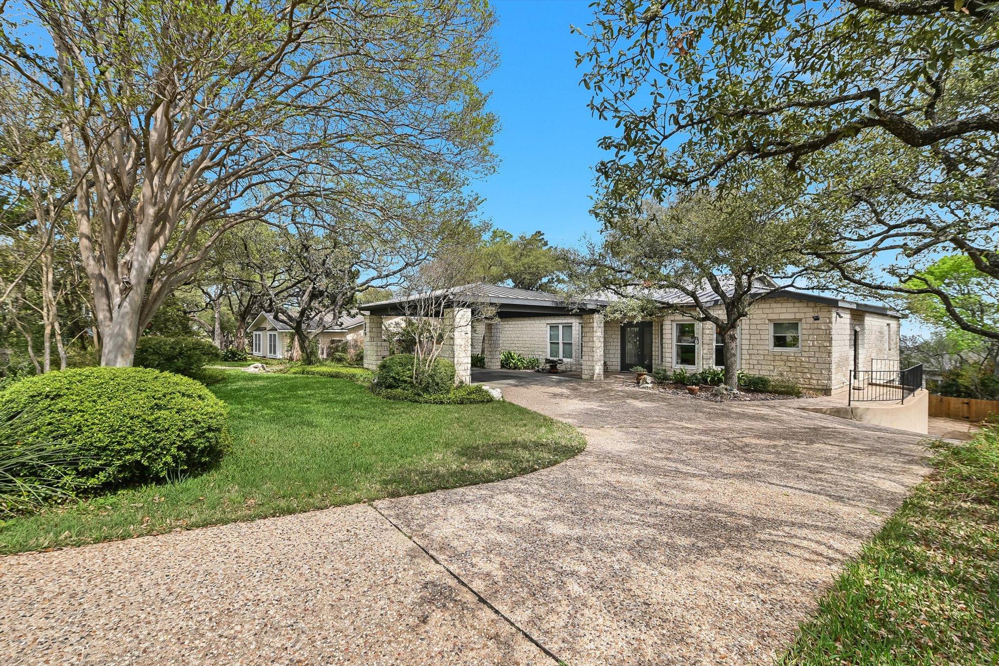 529 Buckeye Trl, West Lake Hills, TX 78746