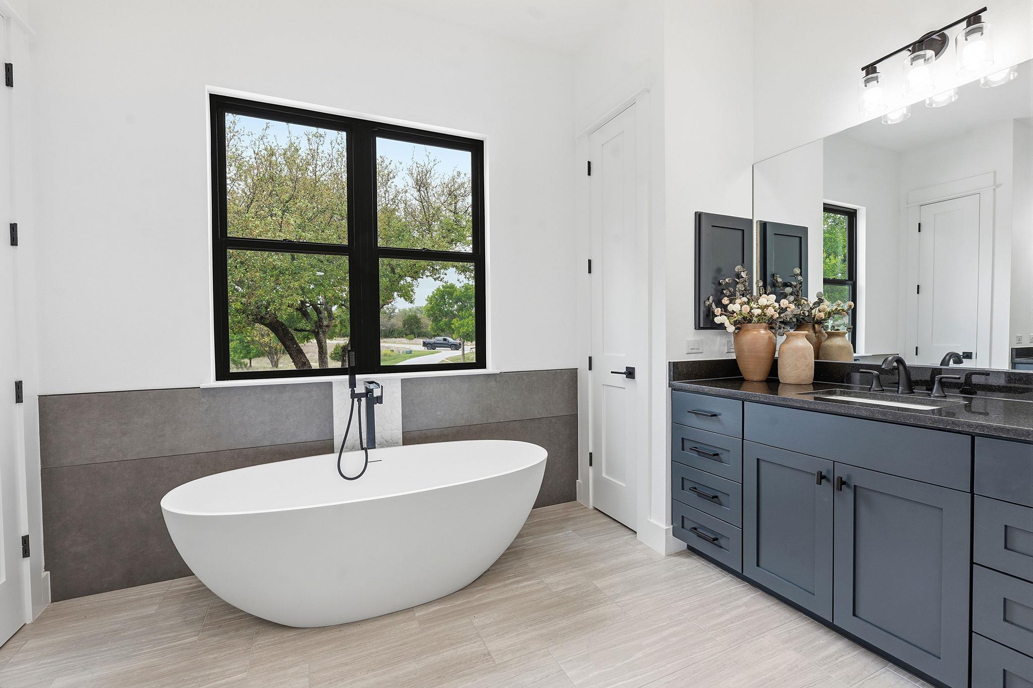 109 Rocky Summit Ct, Spicewood, TX 78669