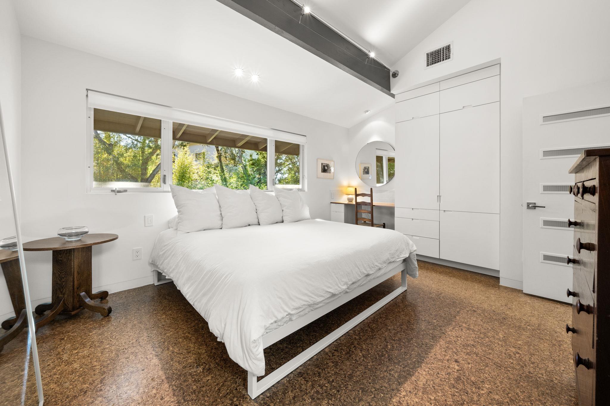 6404 Lakeshore Dr, Lago Vista, TX 78645