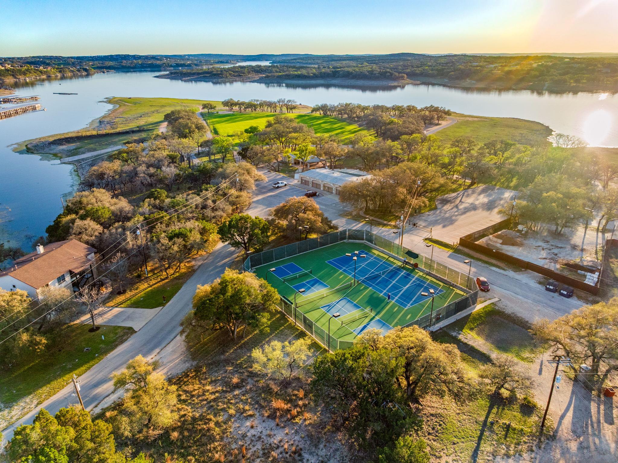 6404 Lakeshore Dr, Lago Vista, TX 78645