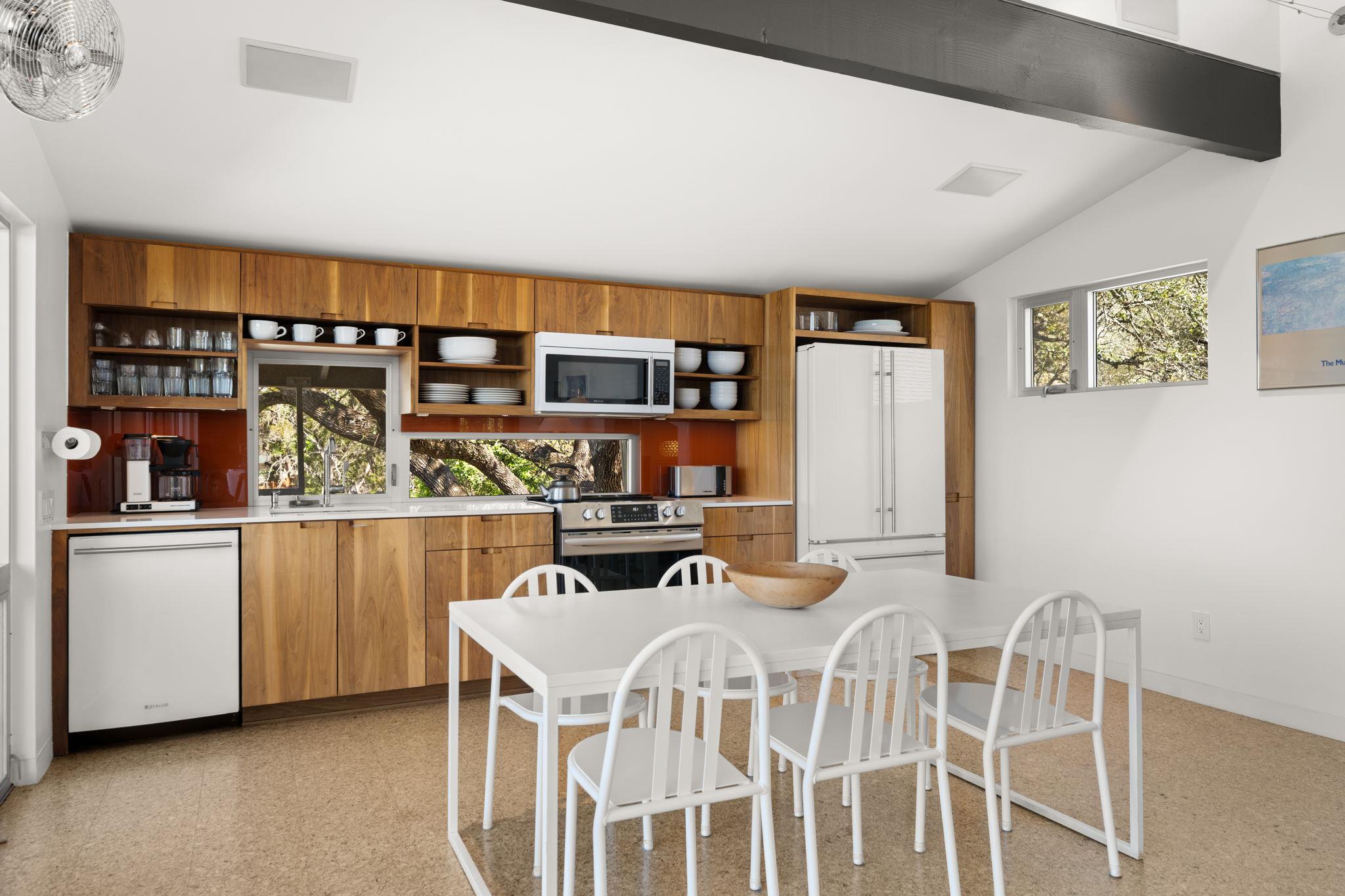 6404 Lakeshore Dr, Lago Vista, TX 78645