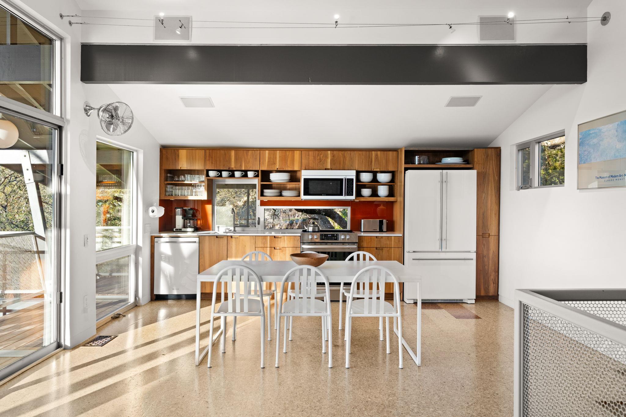 6404 Lakeshore Dr, Lago Vista, TX 78645