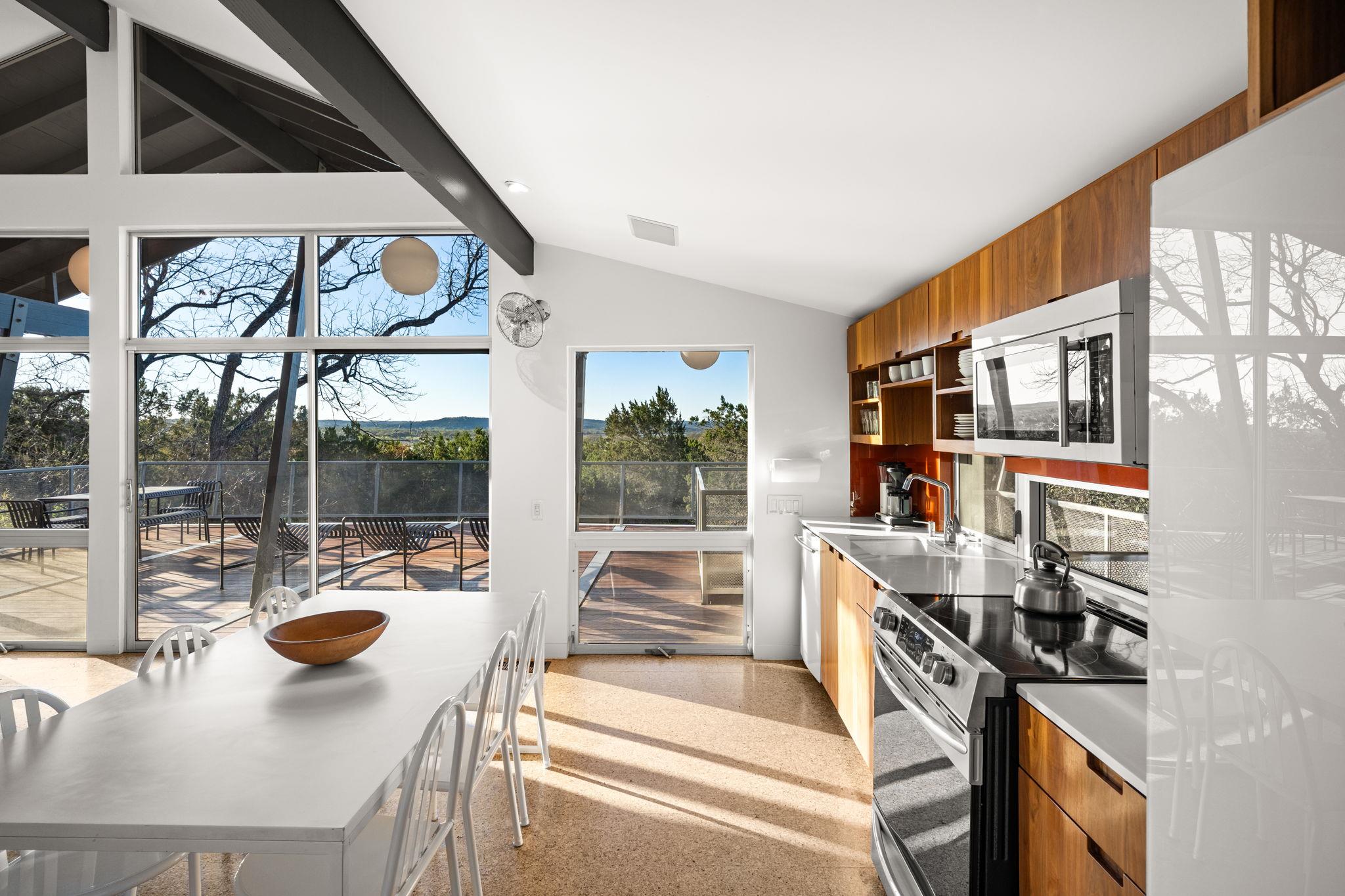 6404 Lakeshore Dr, Lago Vista, TX 78645