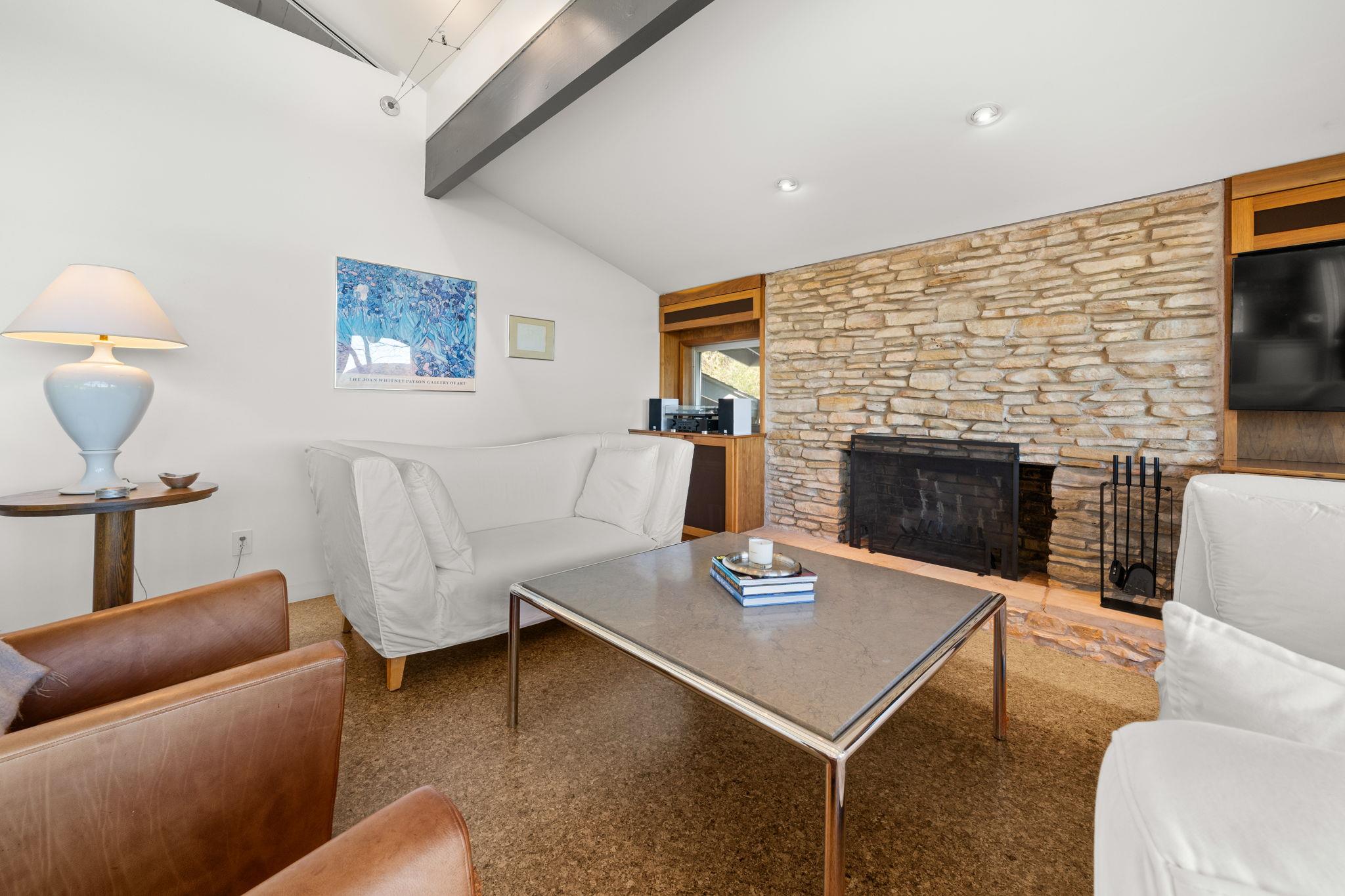 6404 Lakeshore Dr, Lago Vista, TX 78645