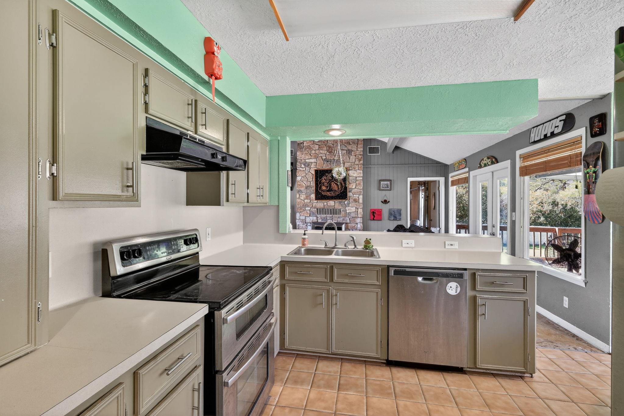 12 Creekwood Dr, Schulenburg, TX 78956