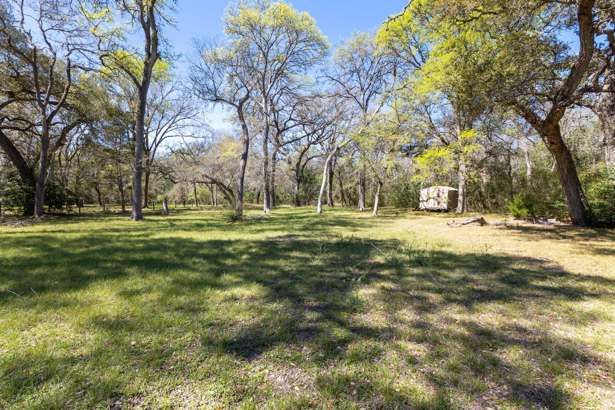 12 Creekwood Dr, Schulenburg, TX 78956
