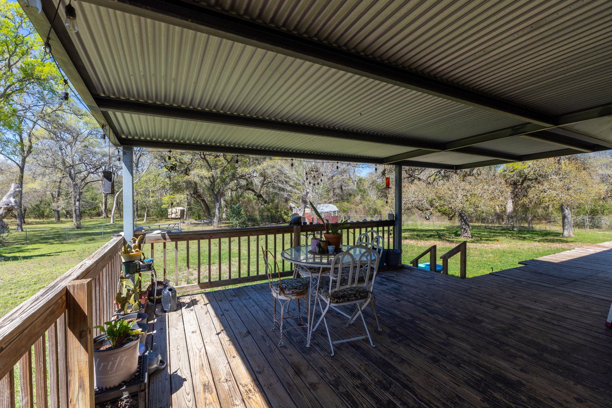 12 Creekwood Dr, Schulenburg, TX 78956