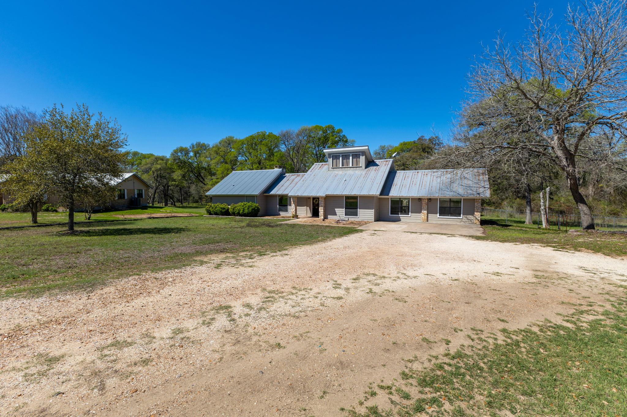 12 Creekwood Dr, Schulenburg, TX 78956