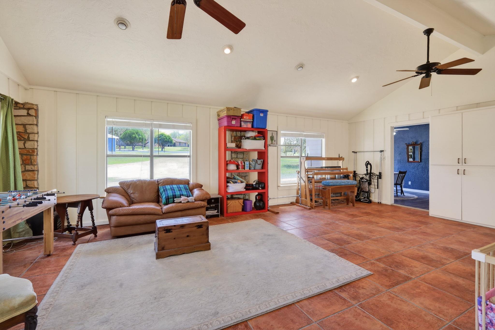 12 Creekwood Dr, Schulenburg, TX 78956