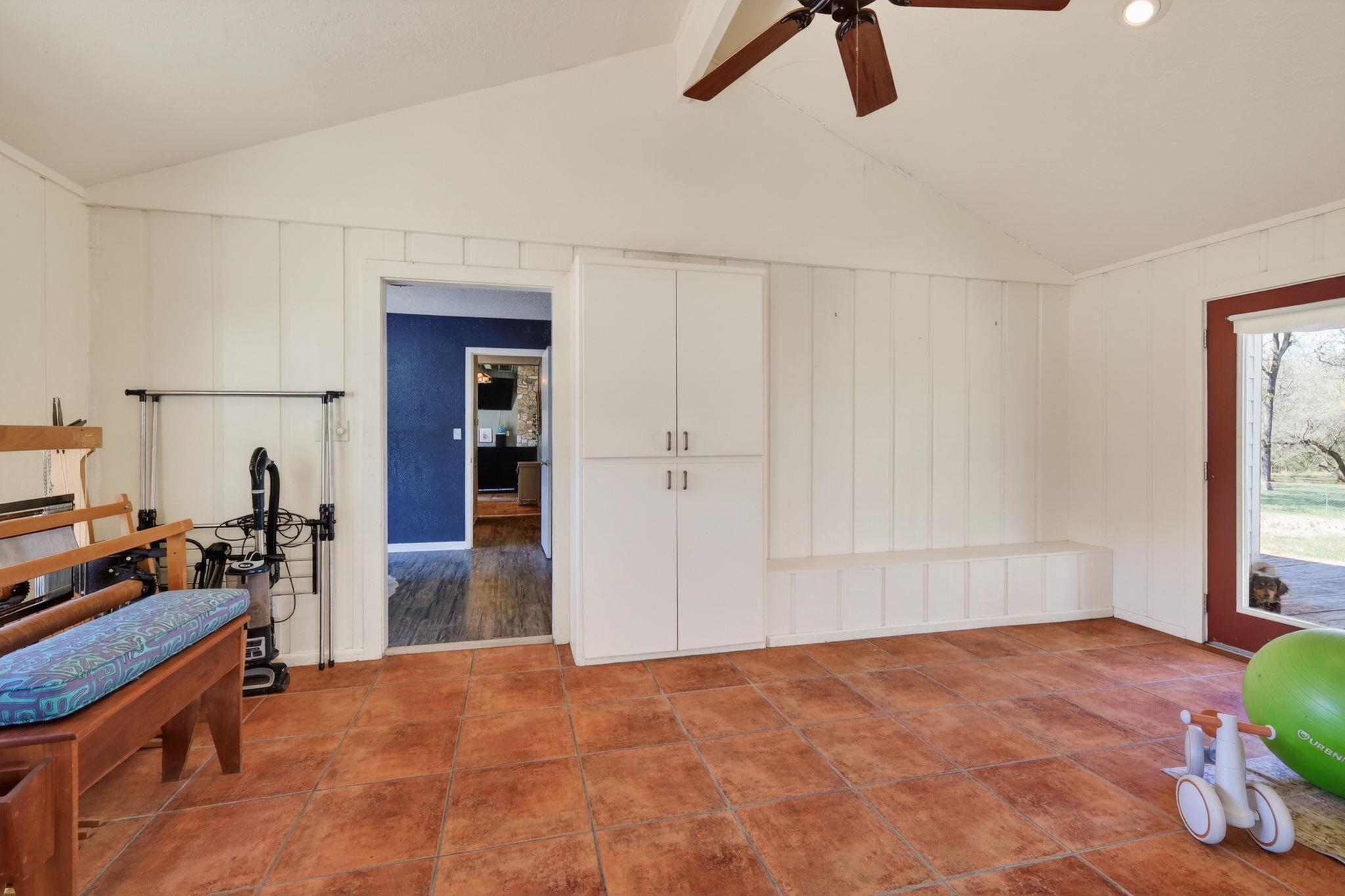 12 Creekwood Dr, Schulenburg, TX 78956