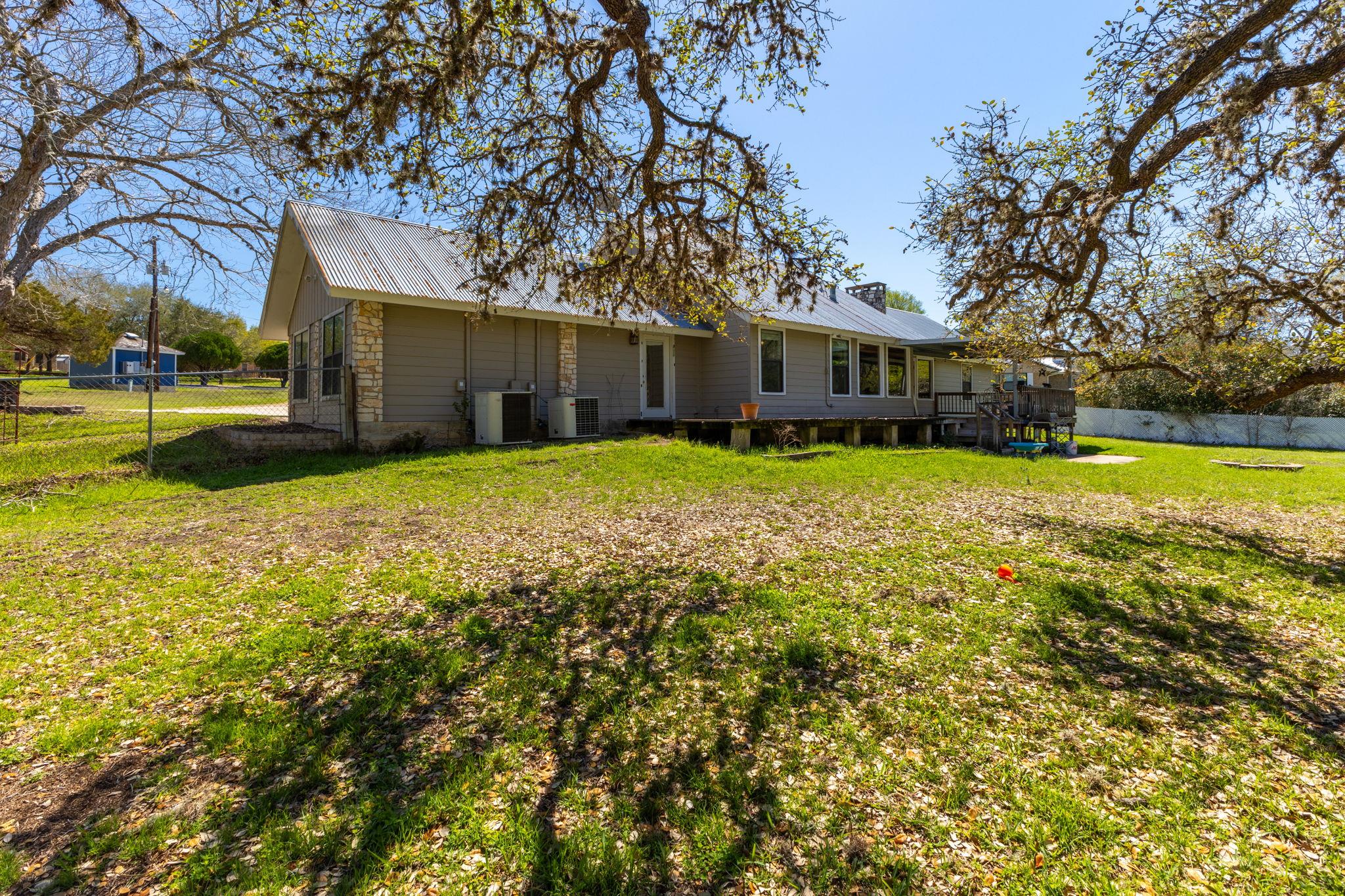 12 Creekwood Dr, Schulenburg, TX 78956