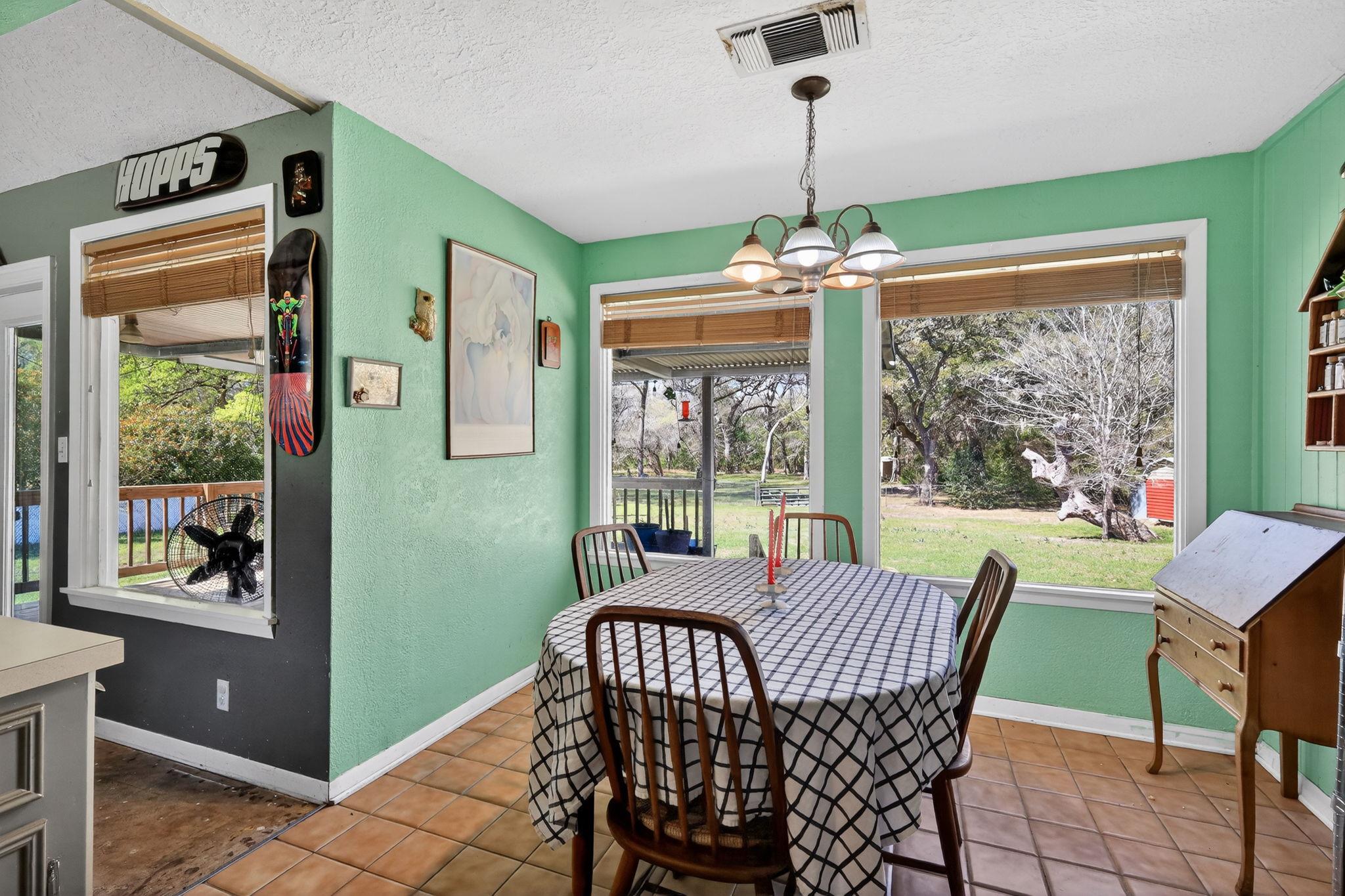 12 Creekwood Dr, Schulenburg, TX 78956