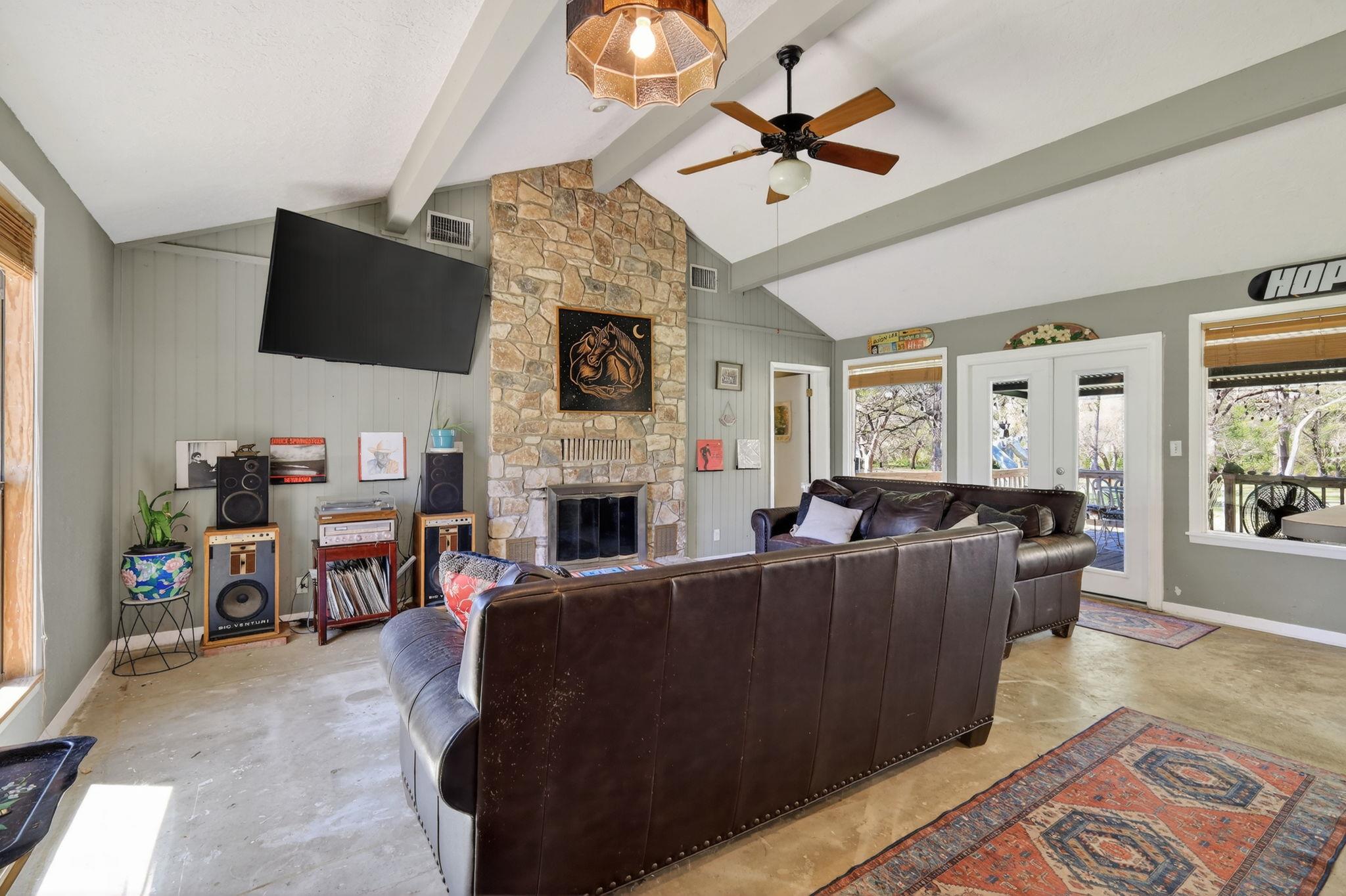 12 Creekwood Dr, Schulenburg, TX 78956