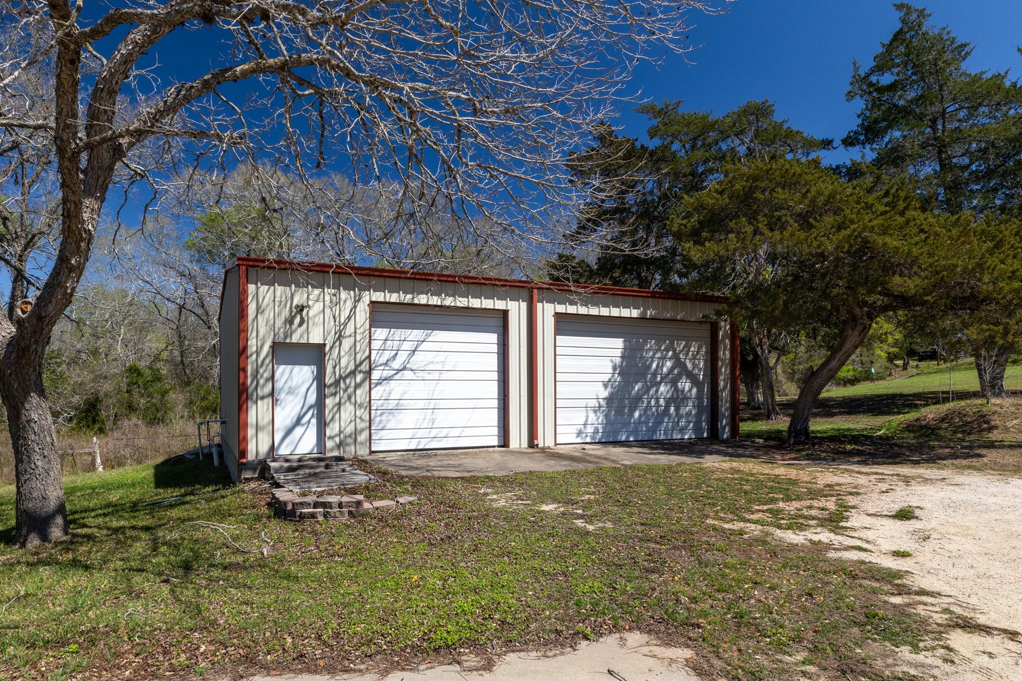 12 Creekwood Dr, Schulenburg, TX 78956