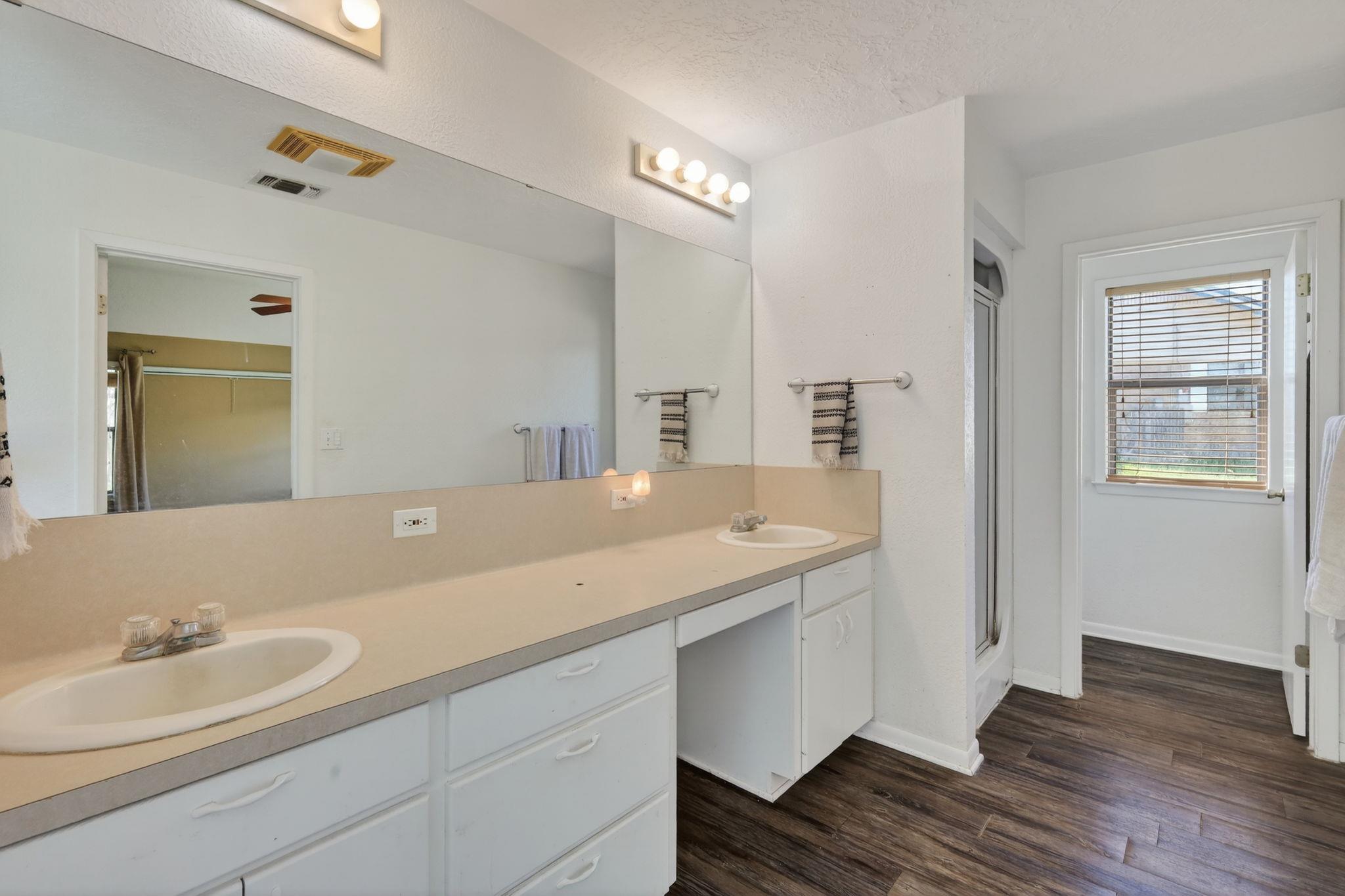 12 Creekwood Dr, Schulenburg, TX 78956