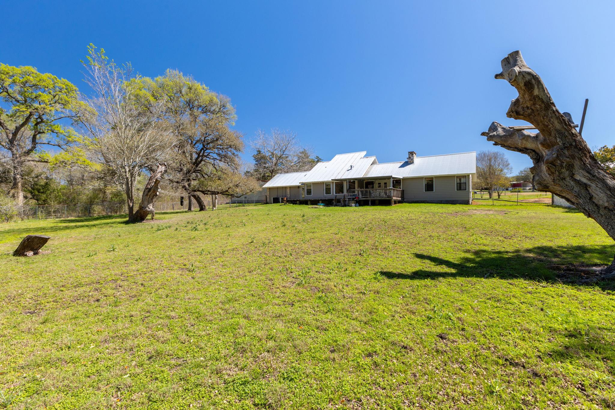 12 Creekwood Dr, Schulenburg, TX 78956