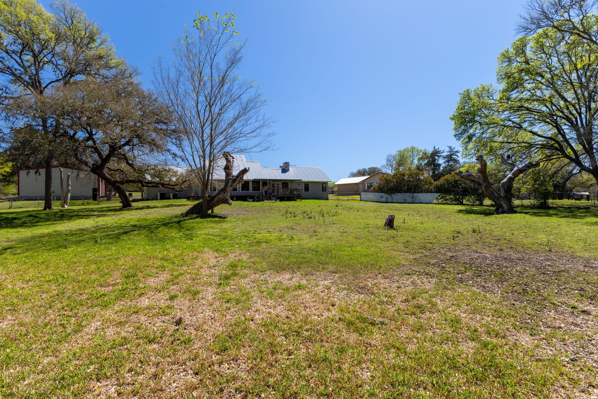 12 Creekwood Dr, Schulenburg, TX 78956