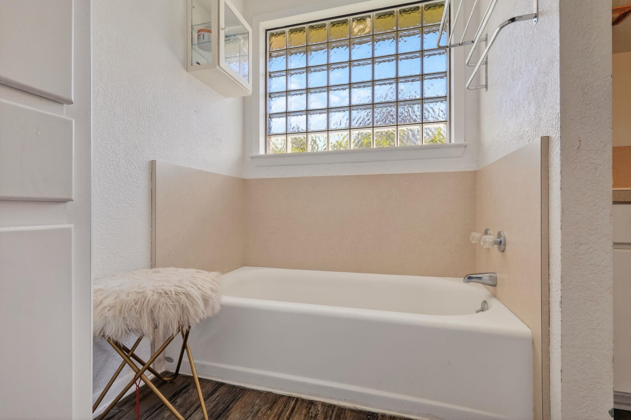 12 Creekwood Dr, Schulenburg, TX 78956