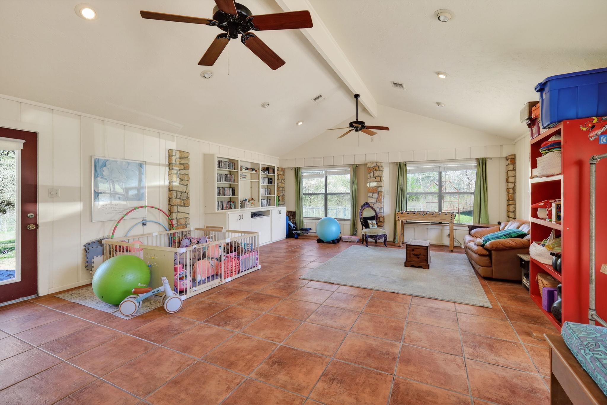 12 Creekwood Dr, Schulenburg, TX 78956