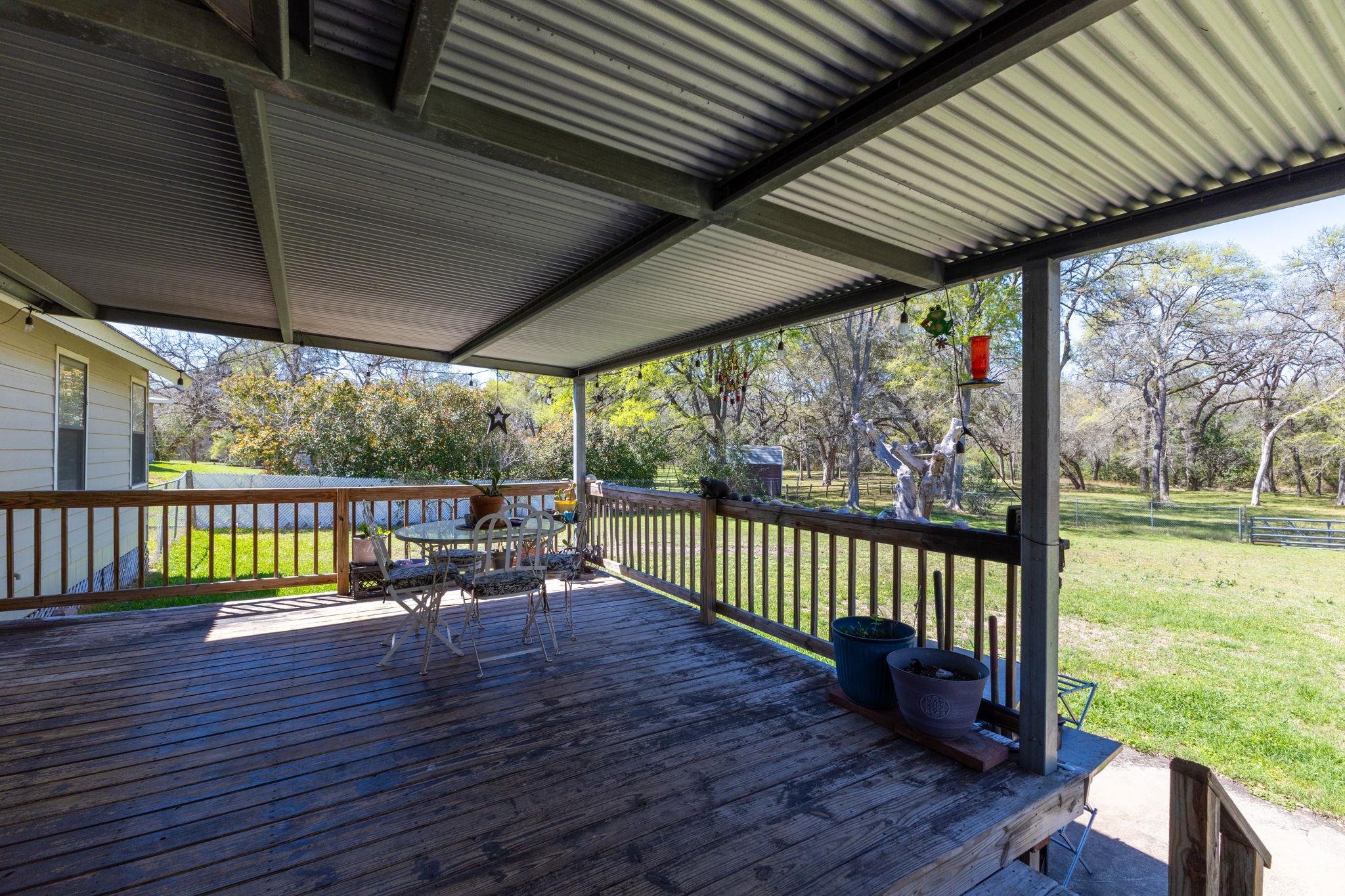 12 Creekwood Dr, Schulenburg, TX 78956