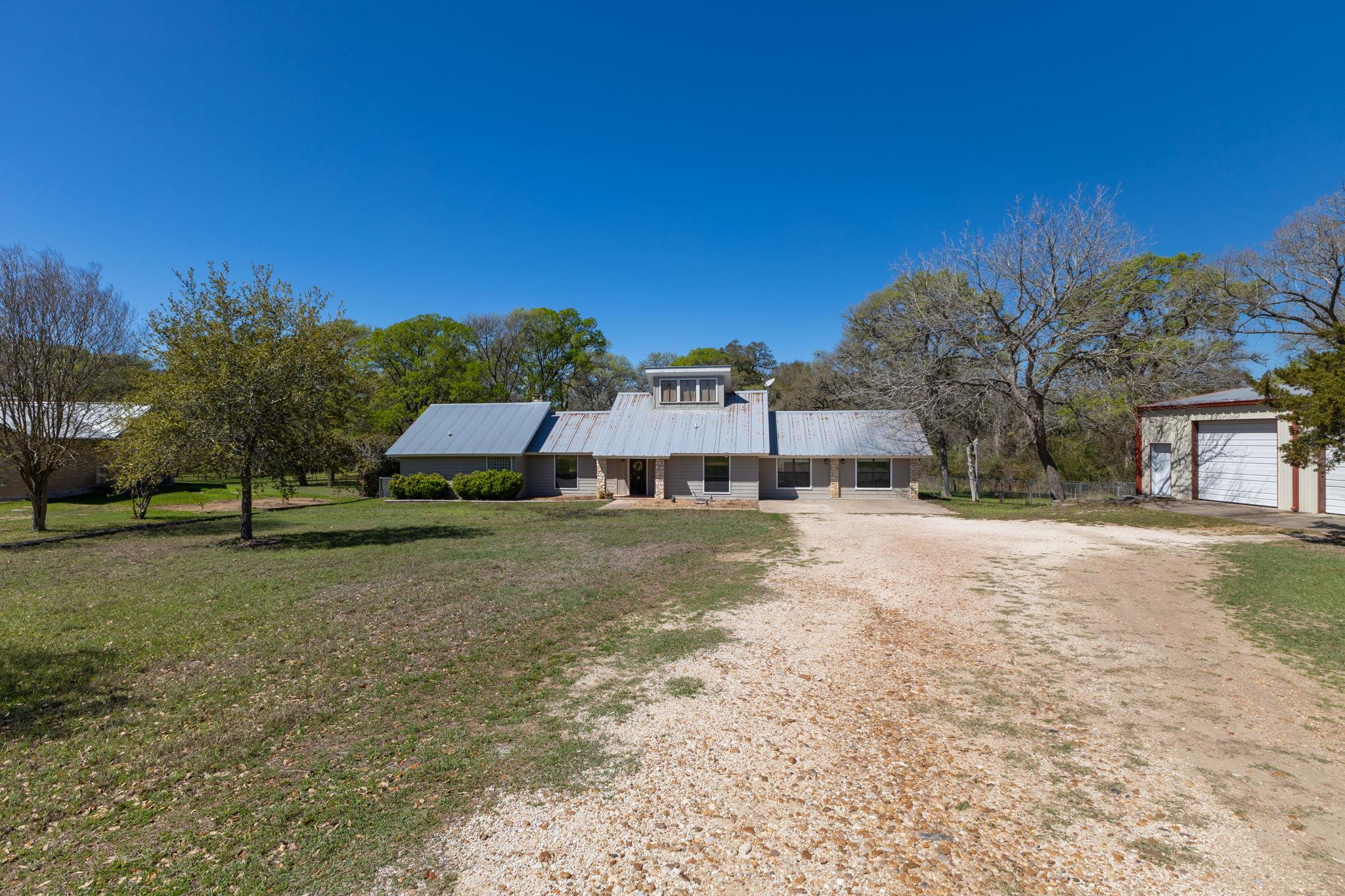 12 Creekwood Dr, Schulenburg, TX 78956