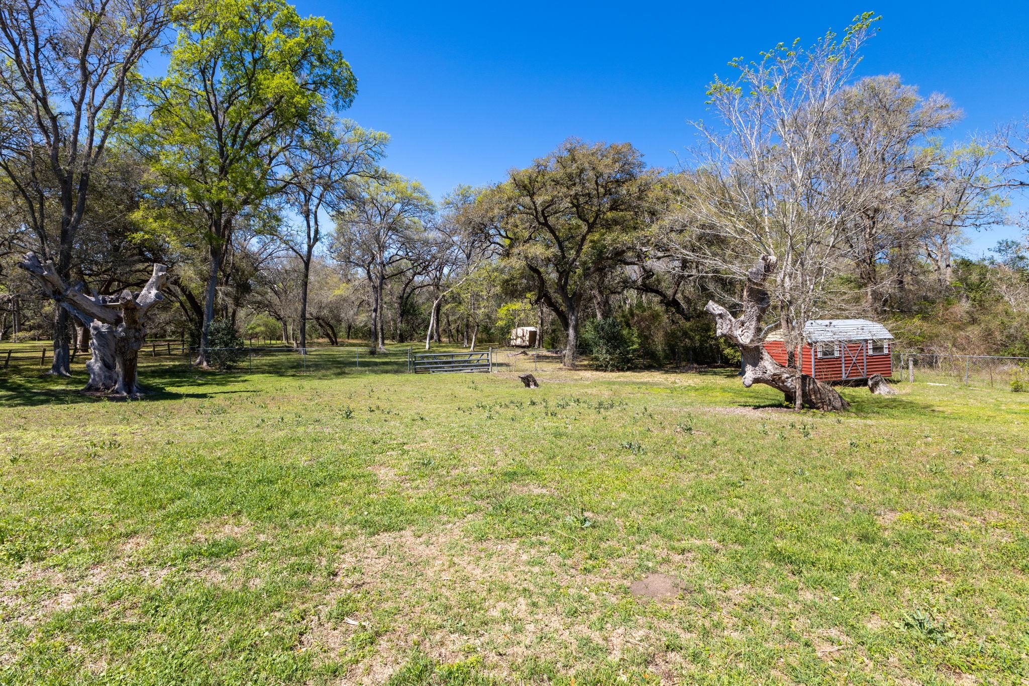 12 Creekwood Dr, Schulenburg, TX 78956