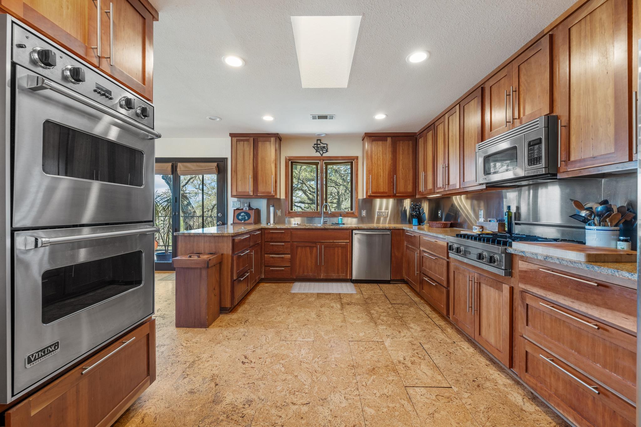 604 Rolling Green Dr, Lakeway, TX 78734