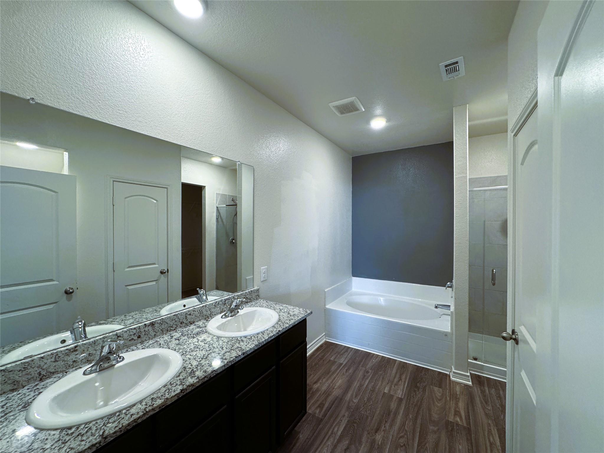 356 Crescent Park Dr, Jarrell, TX 76537