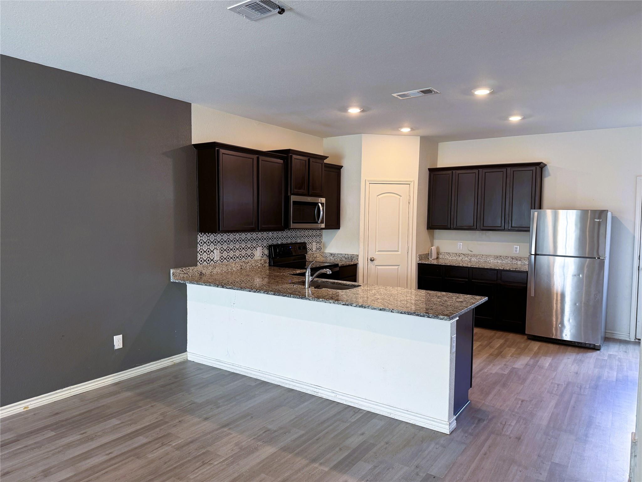 356 Crescent Park Dr, Jarrell, TX 76537