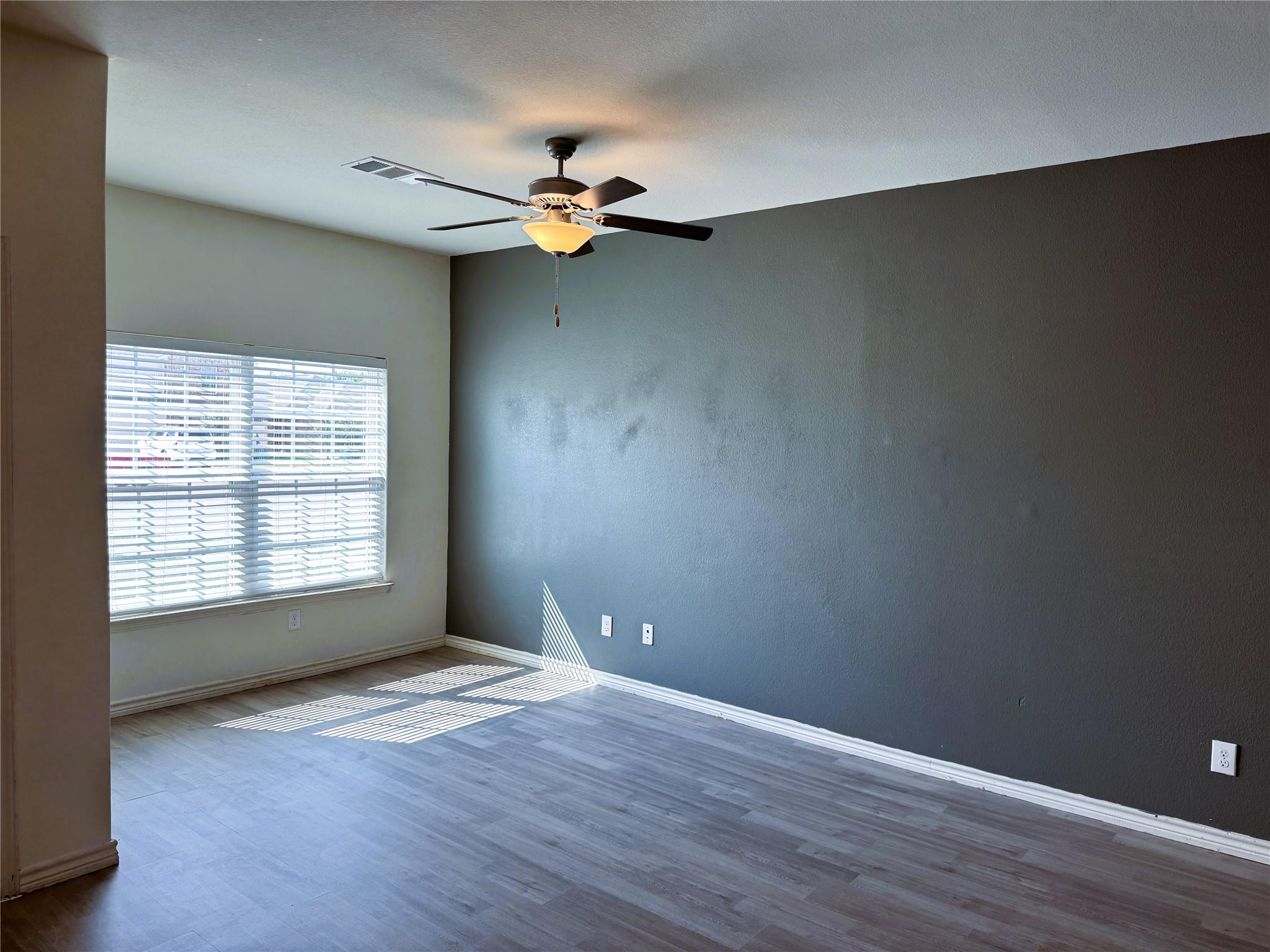 356 Crescent Park Dr, Jarrell, TX 76537