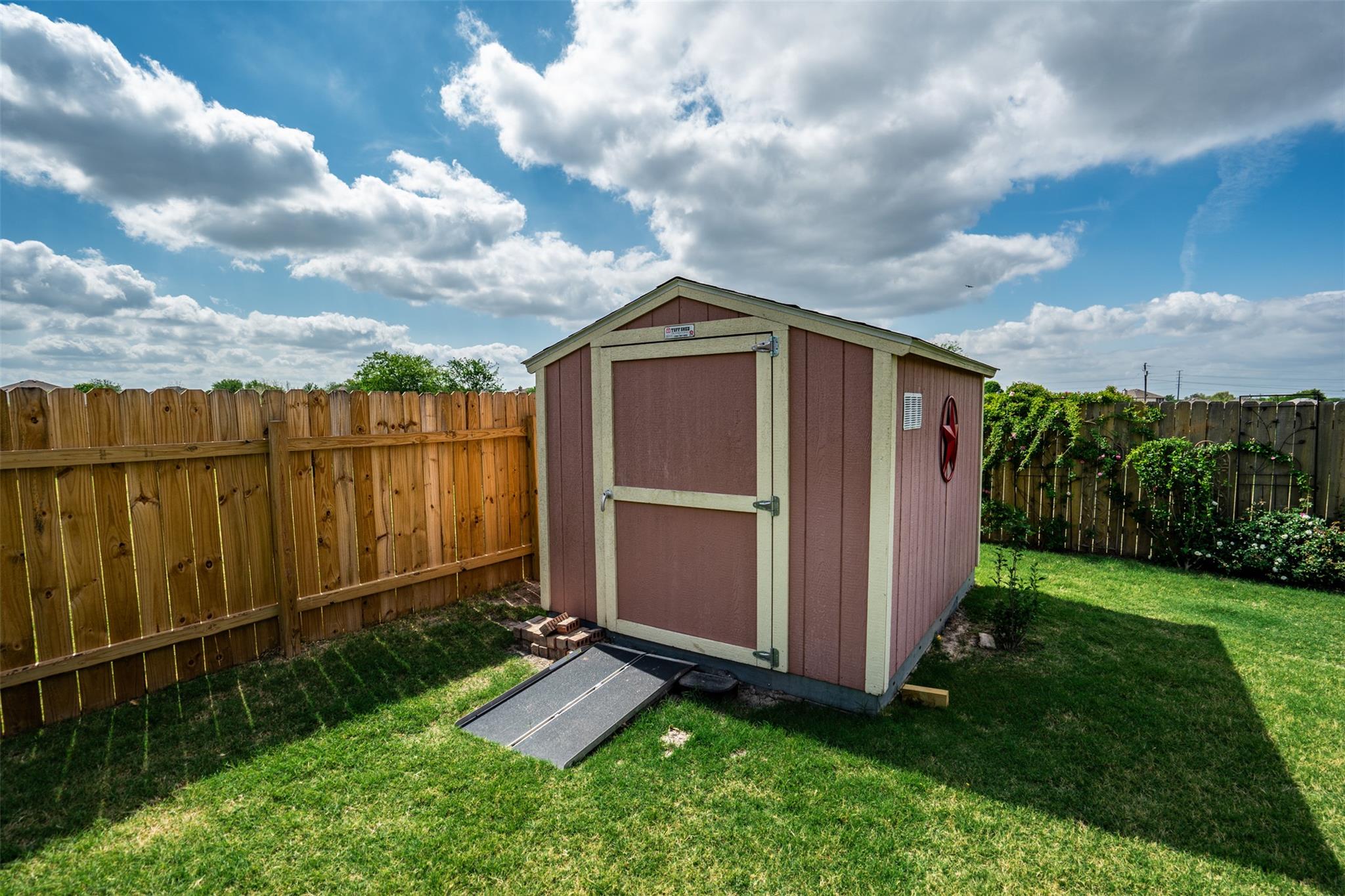 304 Hibiscus Dr, Hutto, TX 78634