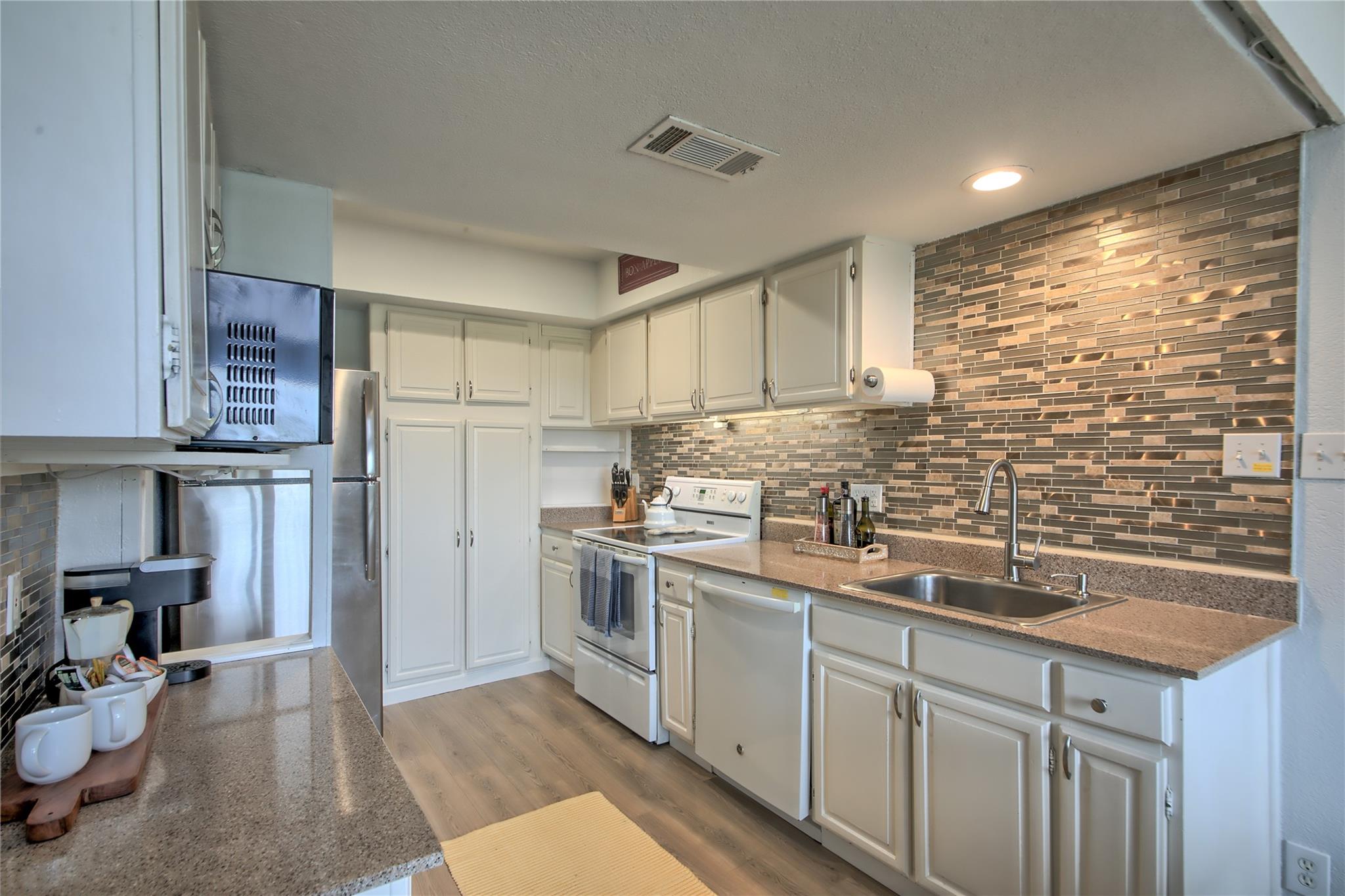 549 Demarett Dr, Point Venture, TX 78645