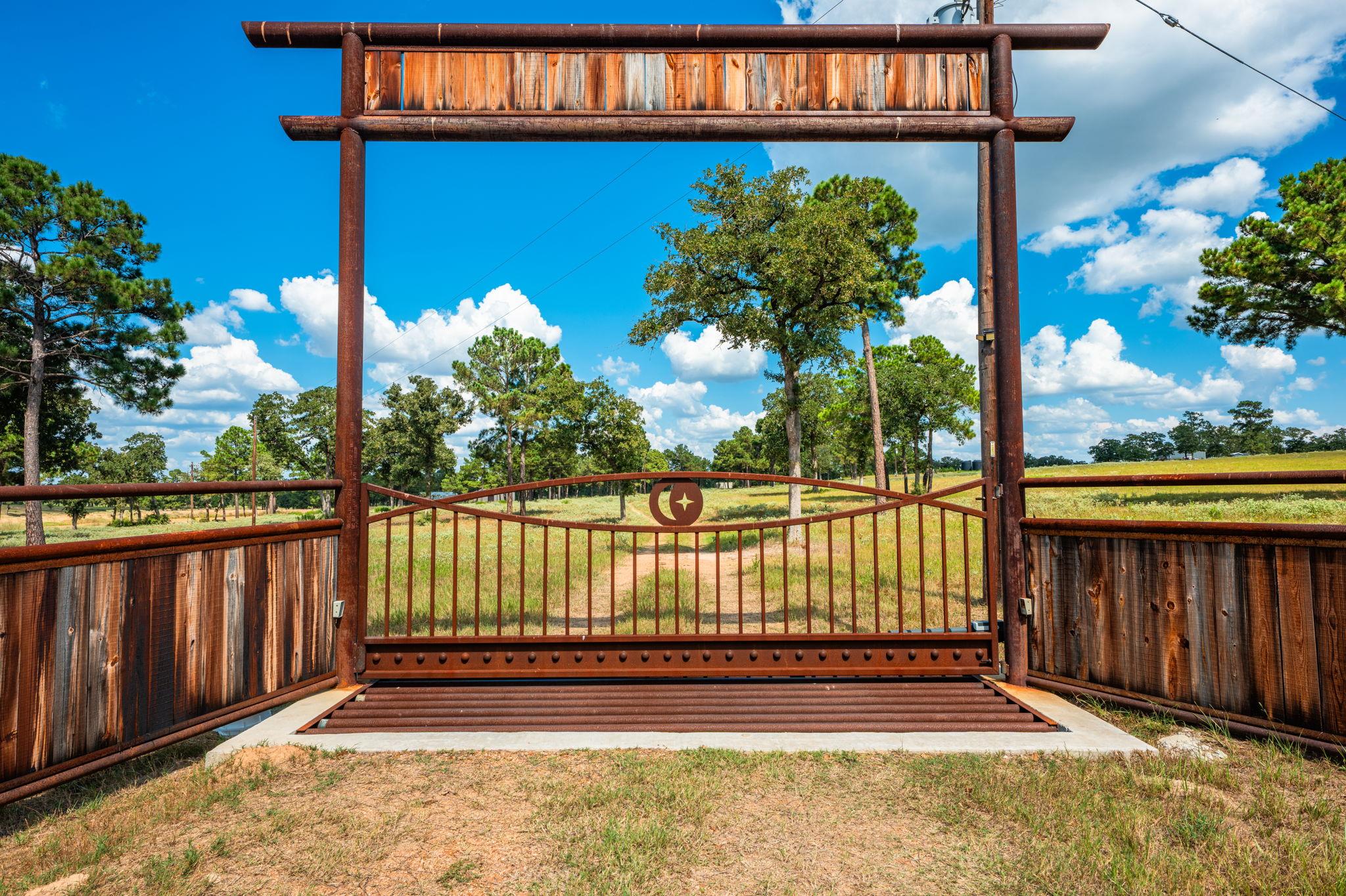 212 Meuth Cemetery Rd, Red Rock, TX 78662