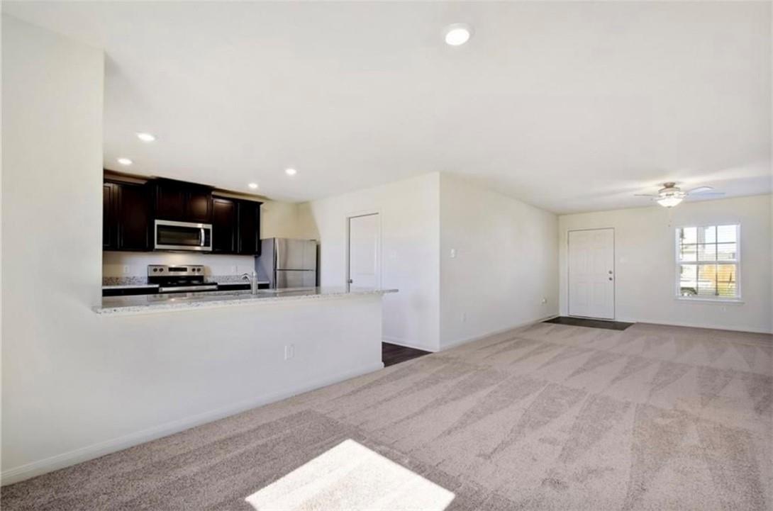 313 Riverdale Dr, Jarrell, TX 76537